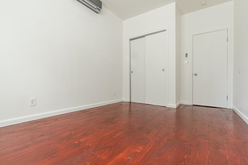 7 NEWARK BAY CT