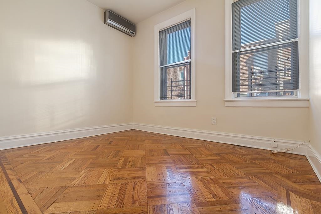 7 NEWARK BAY CT
