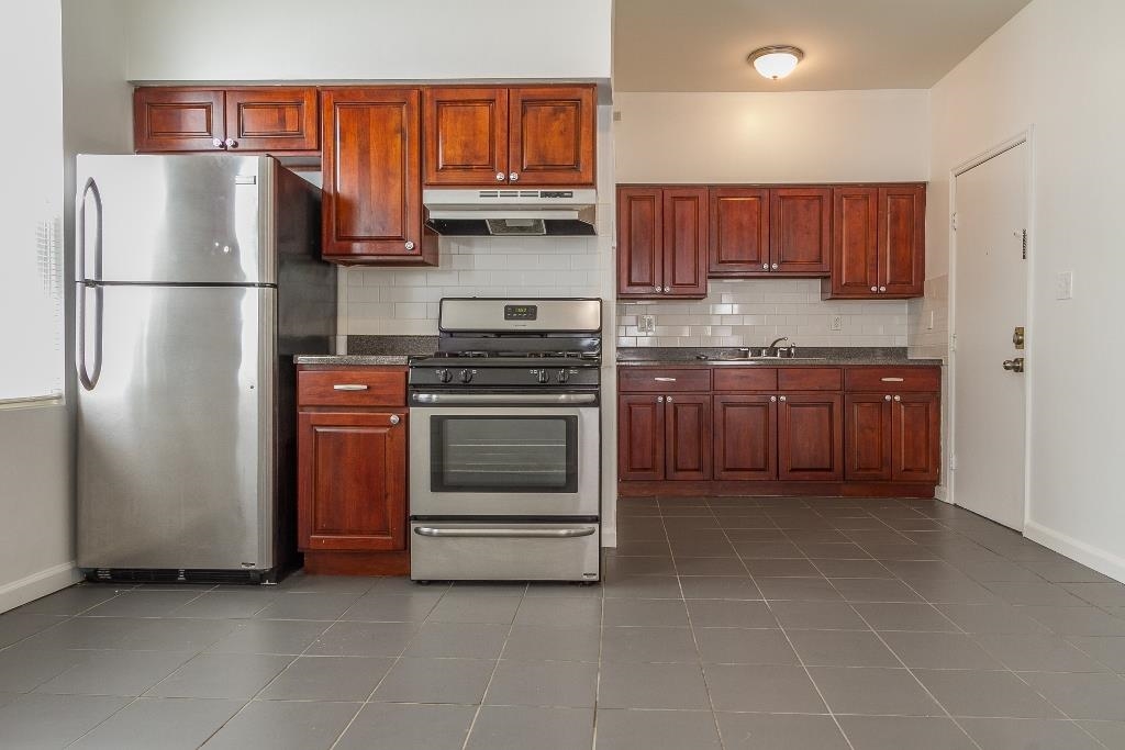 7 NEWARK BAY CT