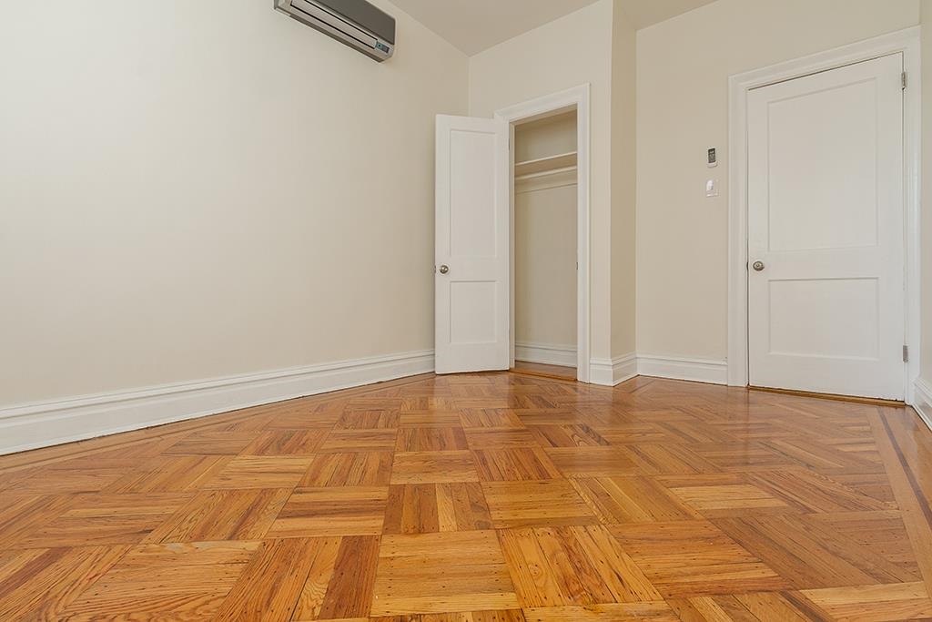 7 NEWARK BAY CT