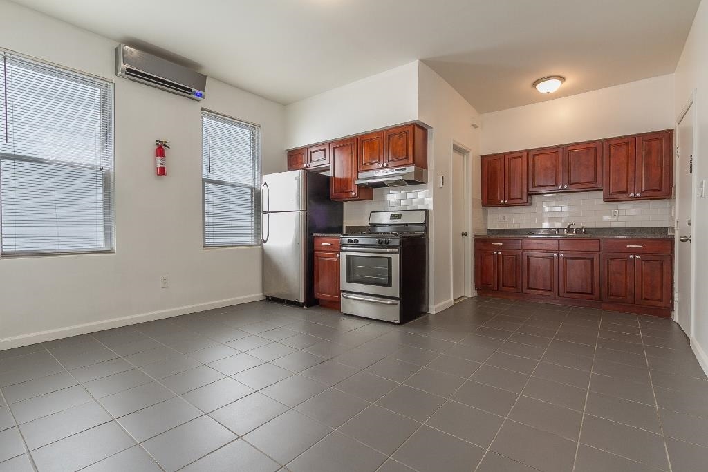 7 NEWARK BAY CT