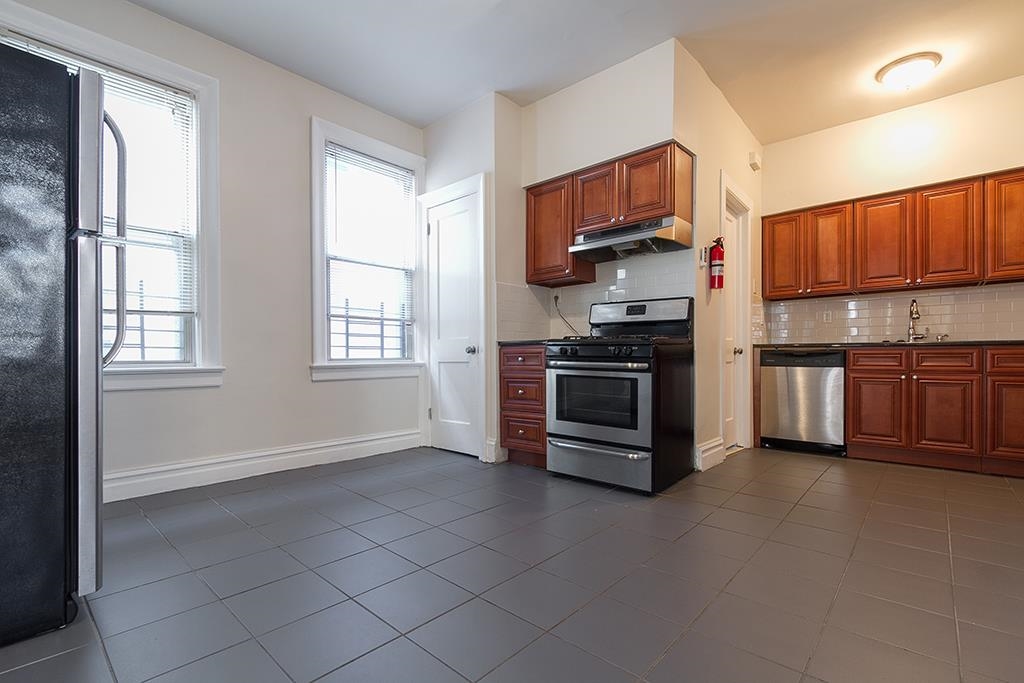 7 NEWARK BAY CT