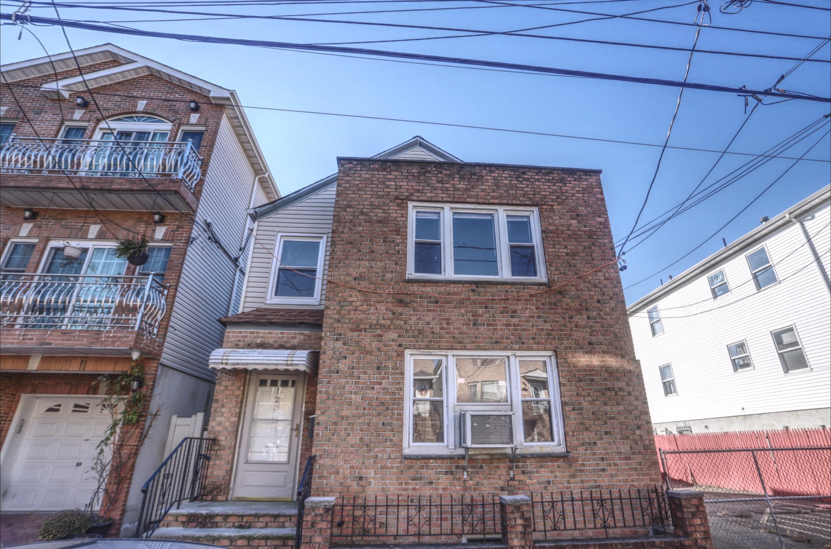 125 LAIDLAW AVE Unit: 2