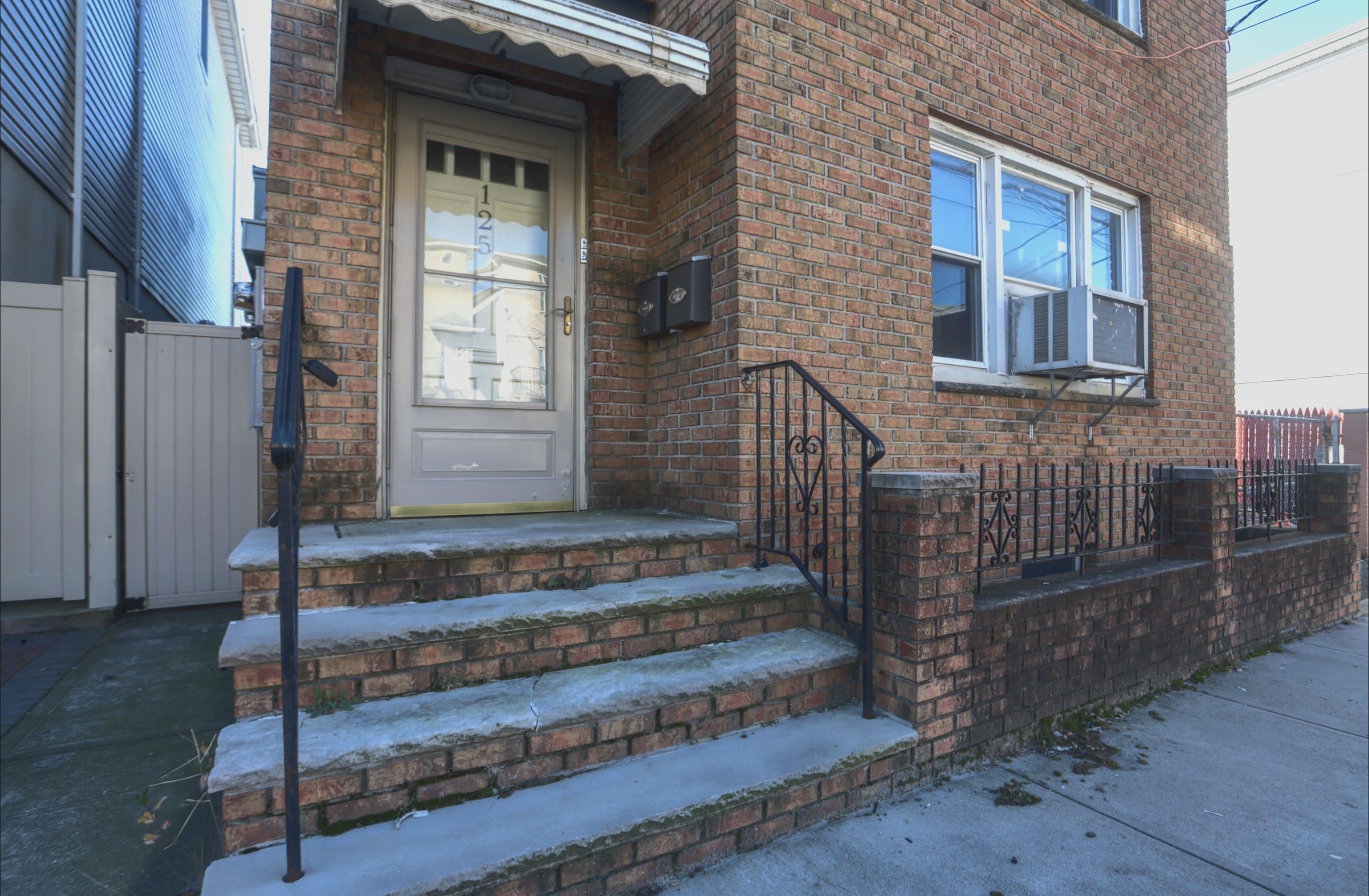 125 LAIDLAW AVE Unit: 2
