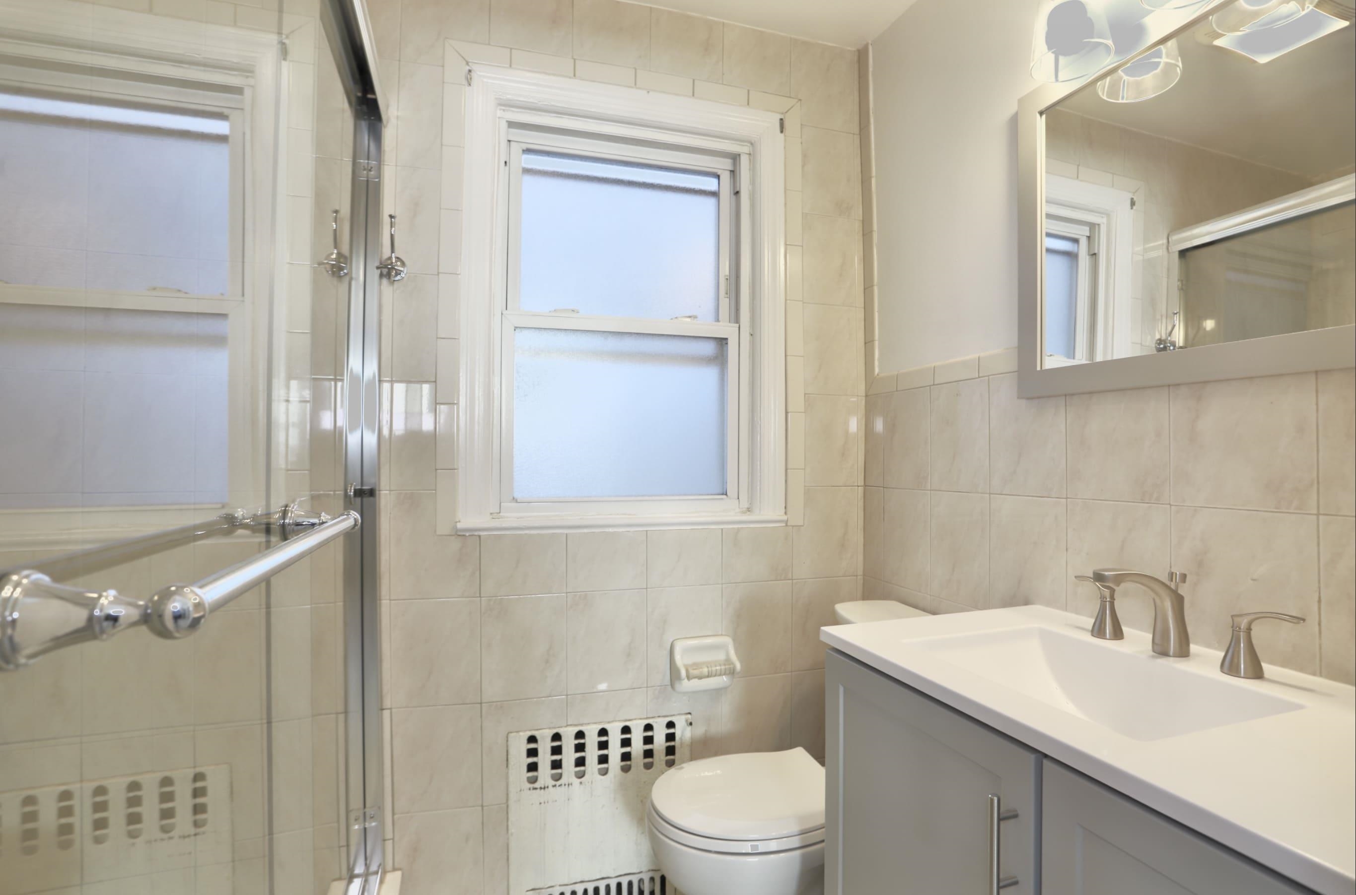 125 LAIDLAW AVE Unit: 2