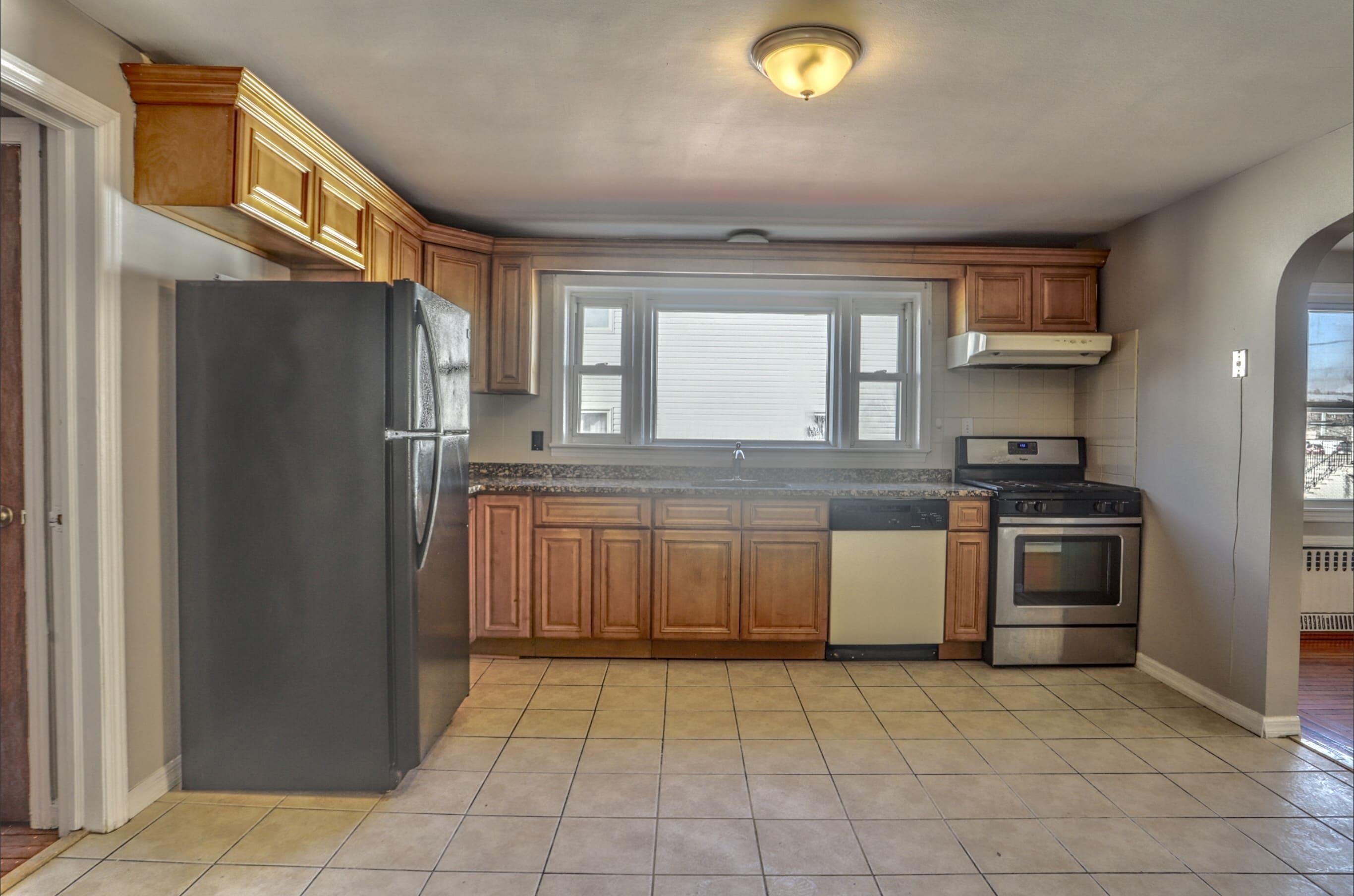 125 LAIDLAW AVE Unit: 2