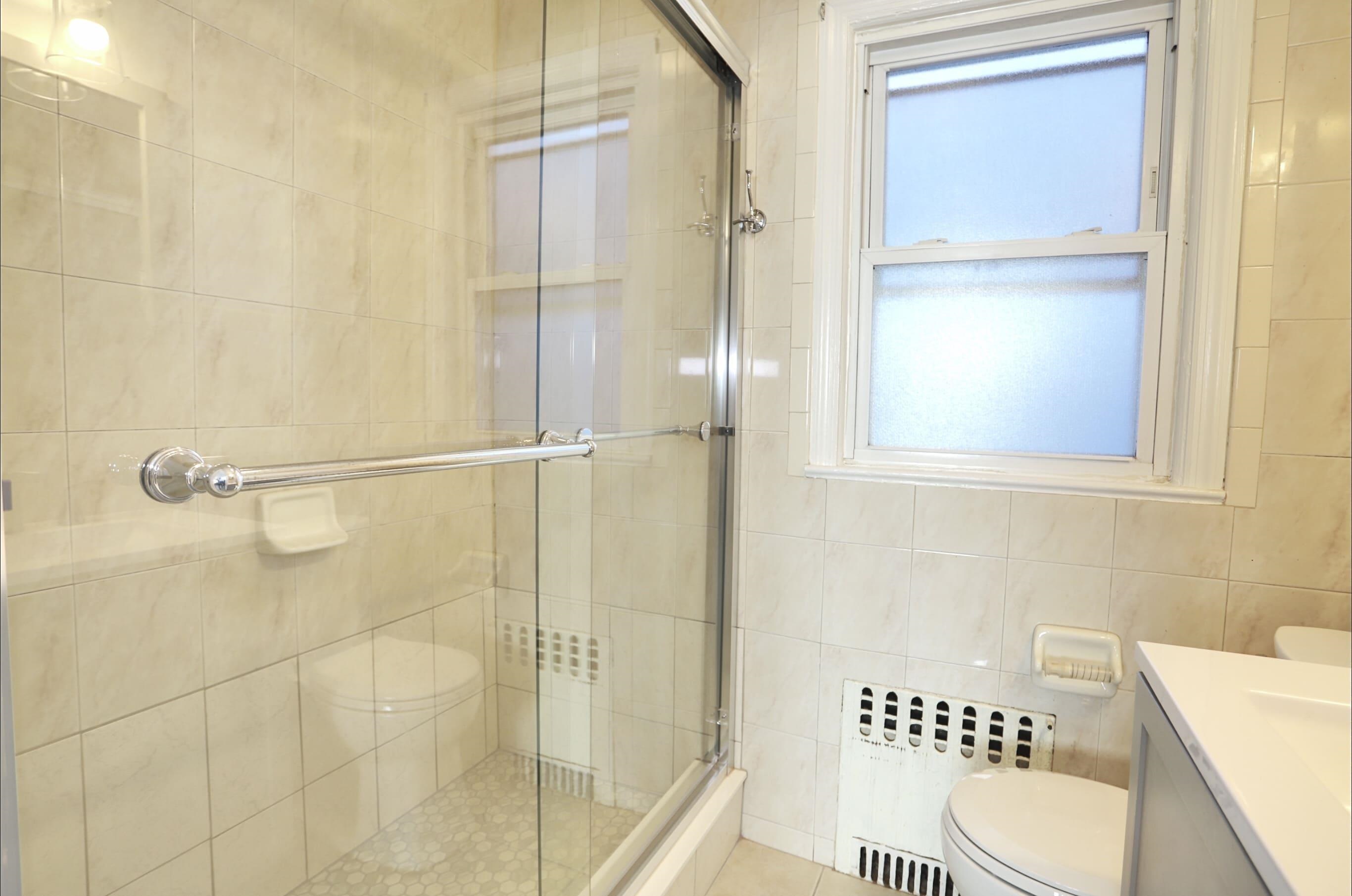125 LAIDLAW AVE Unit: 2