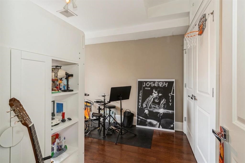 225 8TH ST