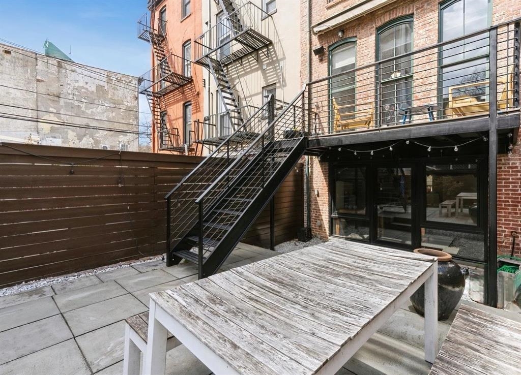 225 8TH ST