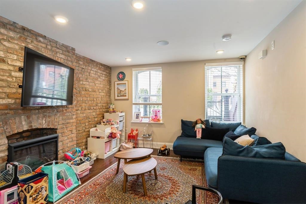225 8TH ST