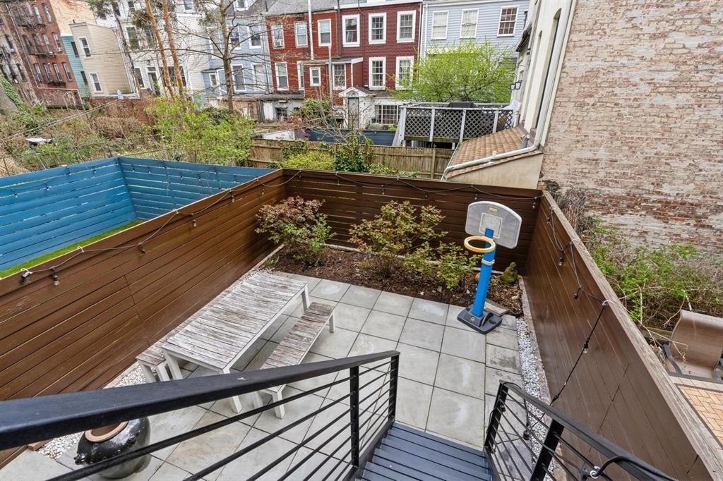 225 8TH ST