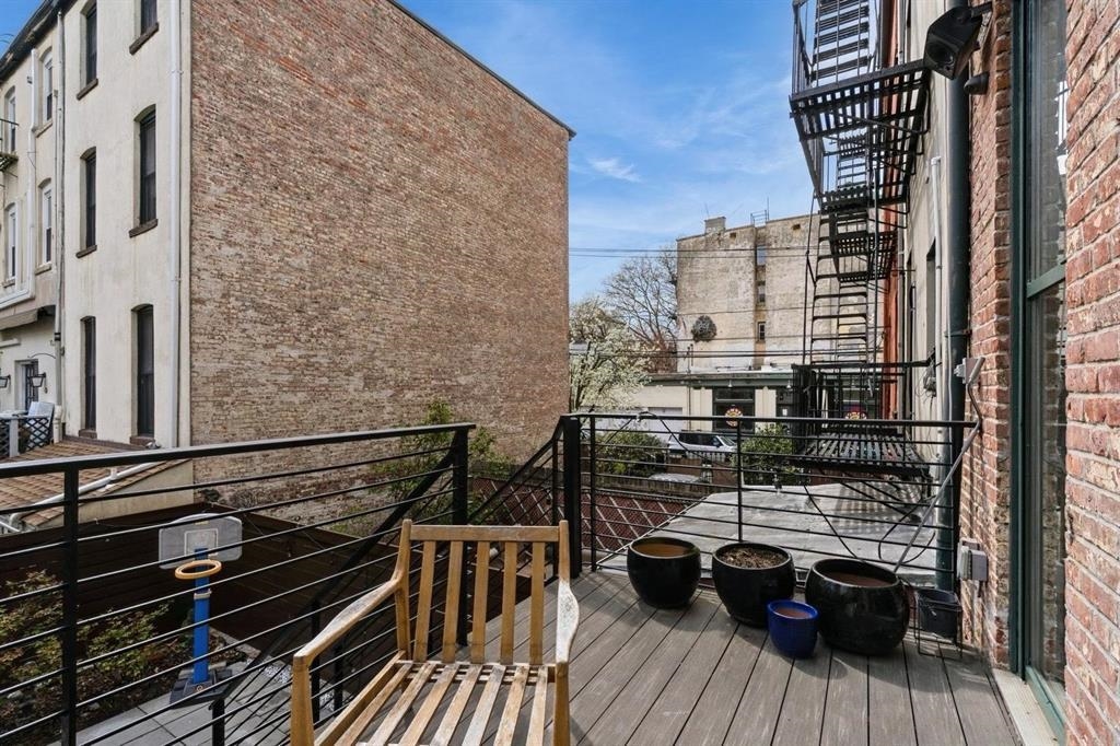 225 8TH ST