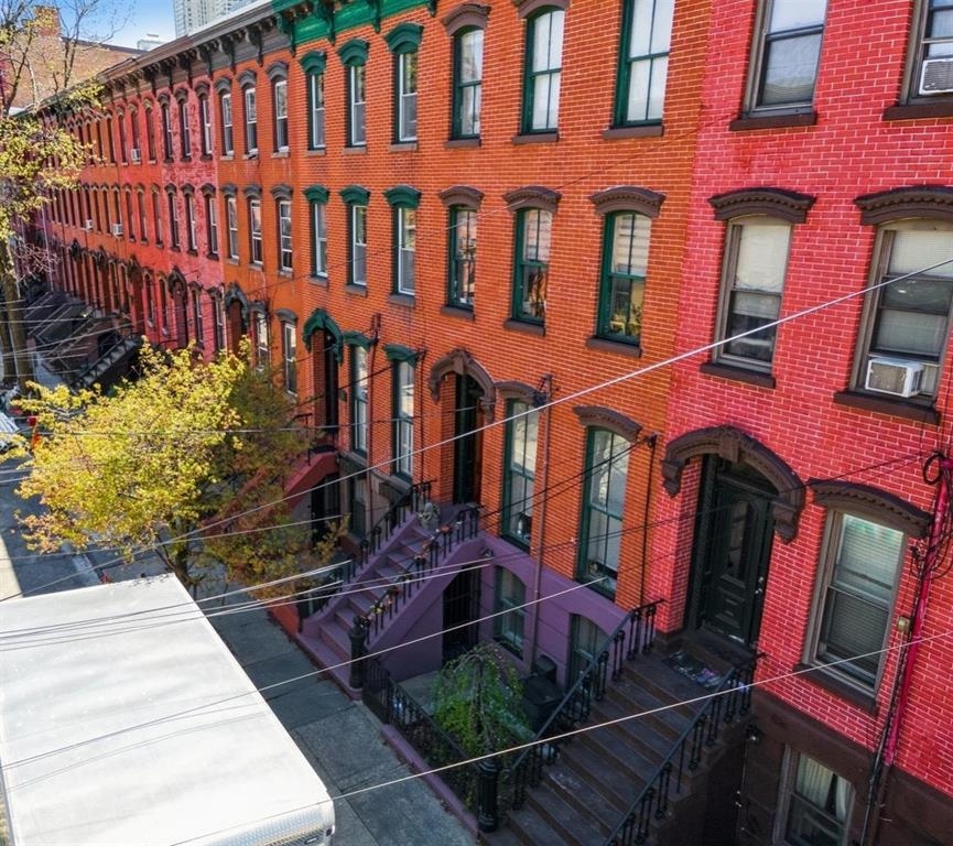 225 8TH ST