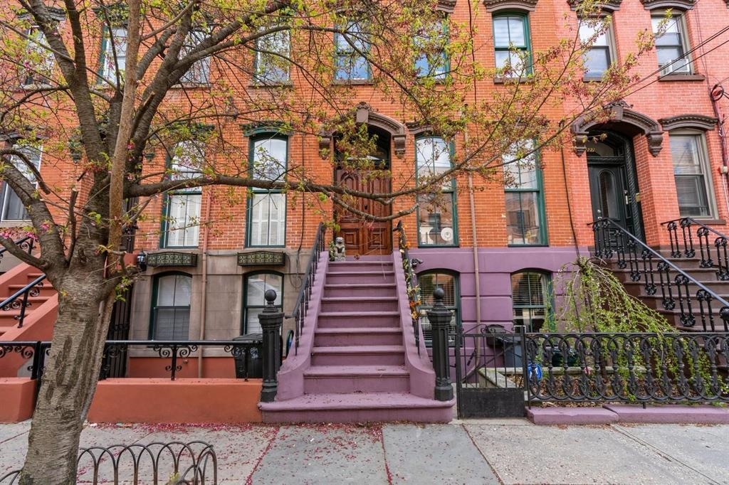 225 8TH ST