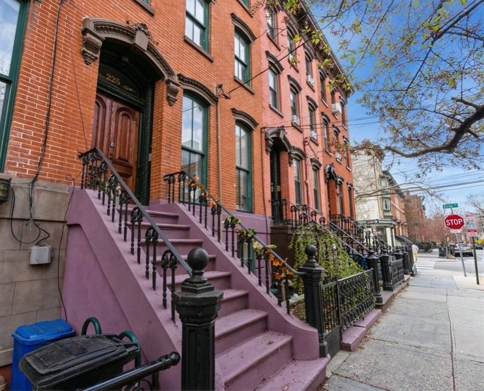 225 8TH ST
