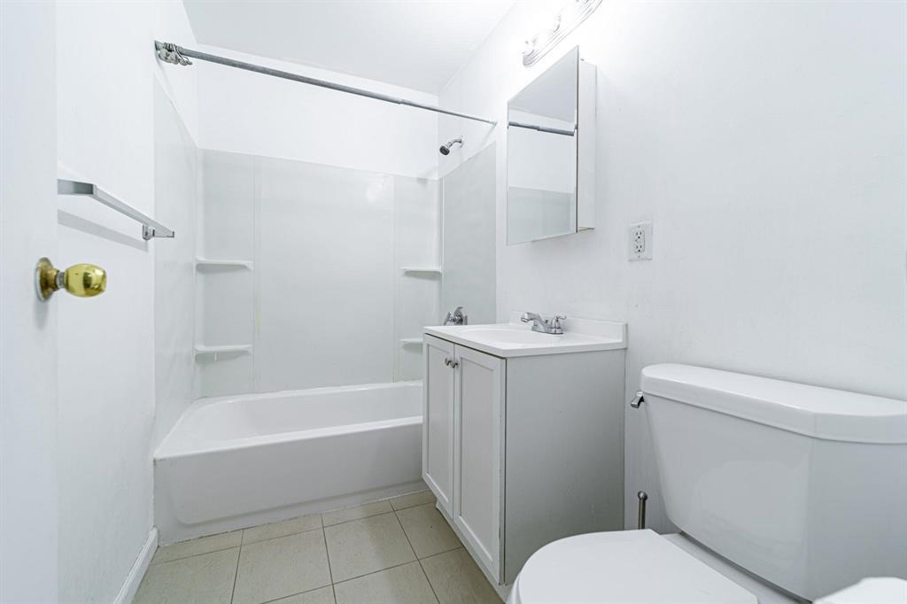 227 CHRISTOPHER COLUMBUS DR Unit: 319B
