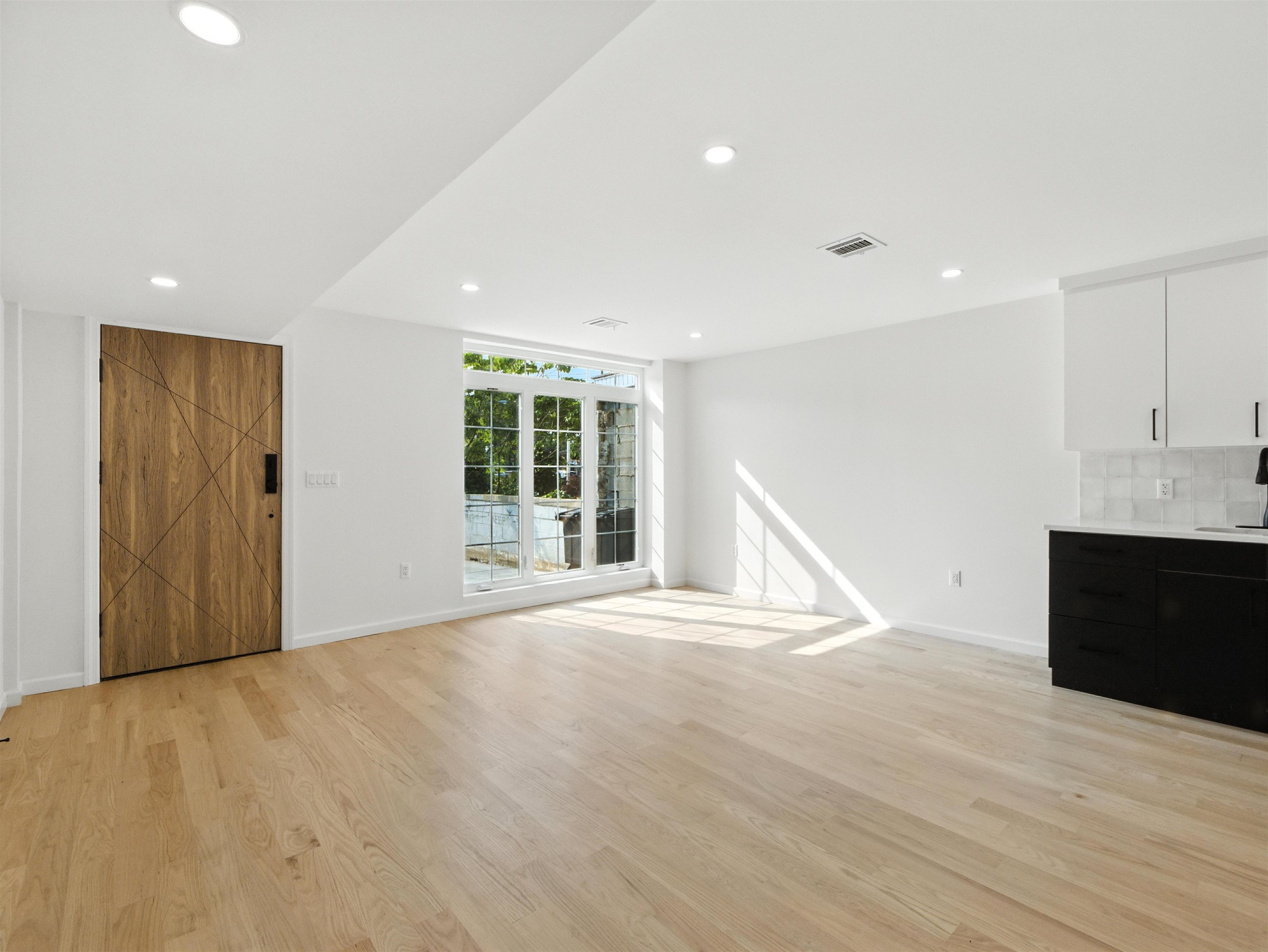 390 WEBSTER AVE Unit: 1