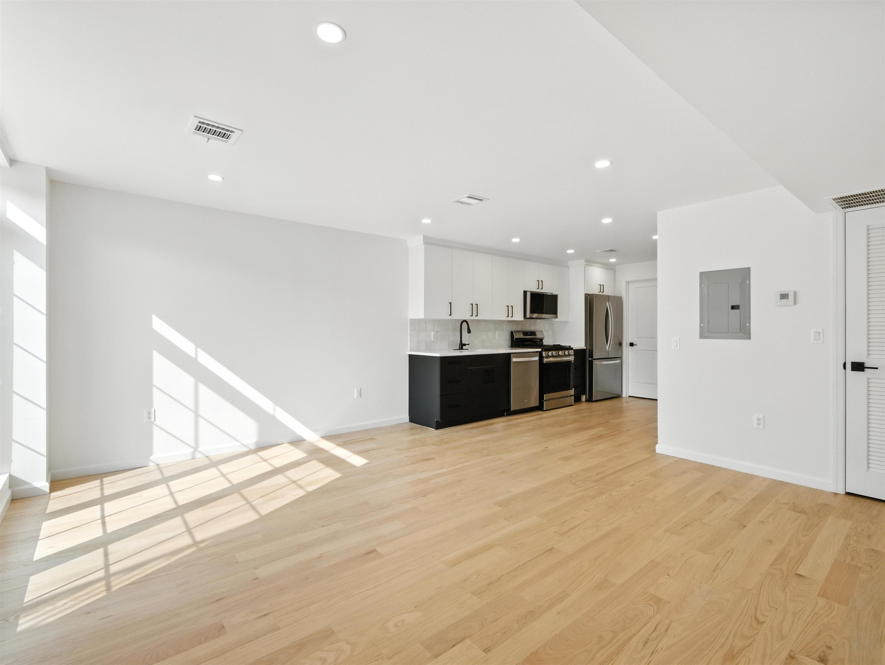 390 WEBSTER AVE Unit: 1