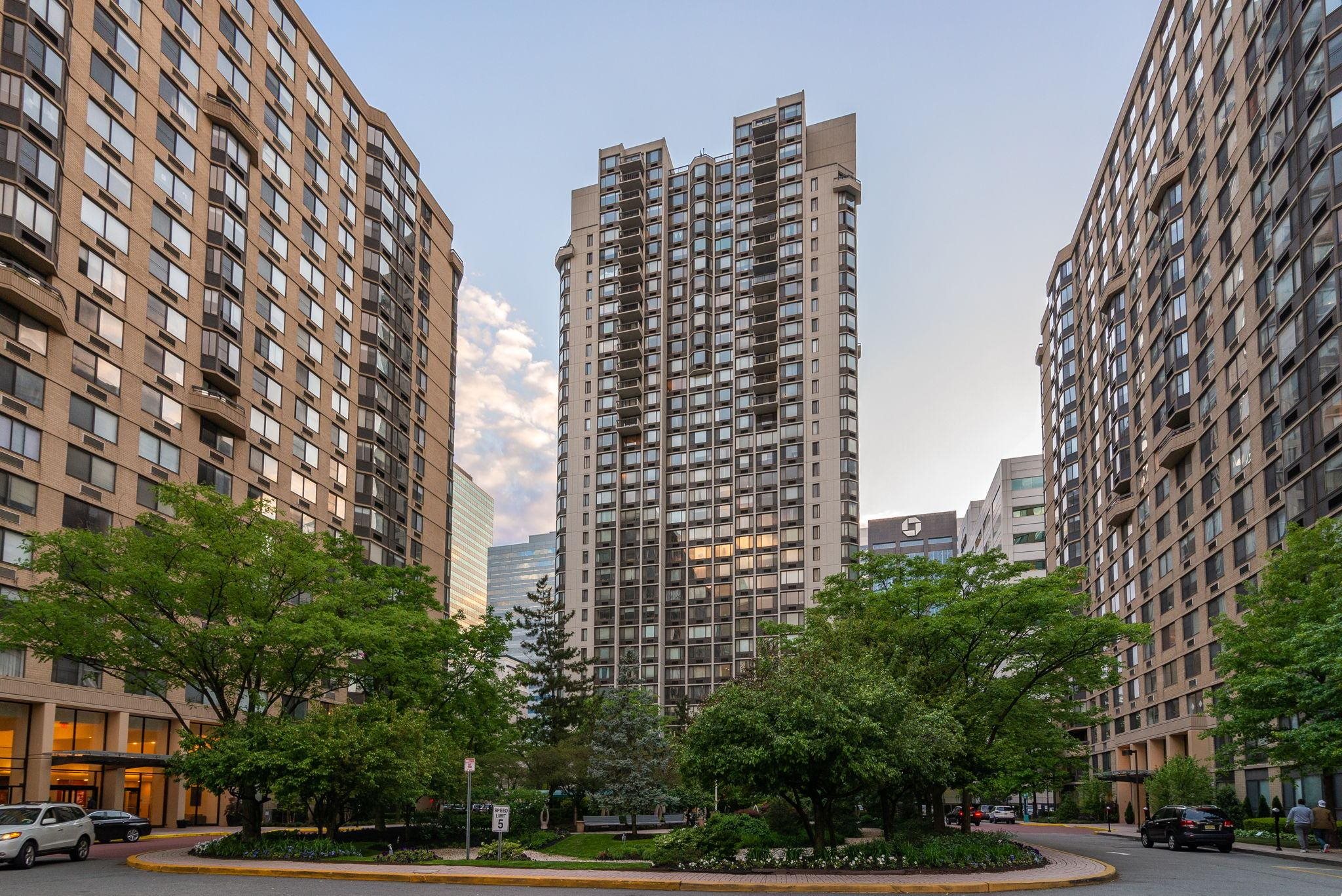 45 RIVER DR SOUTH Unit: 2002