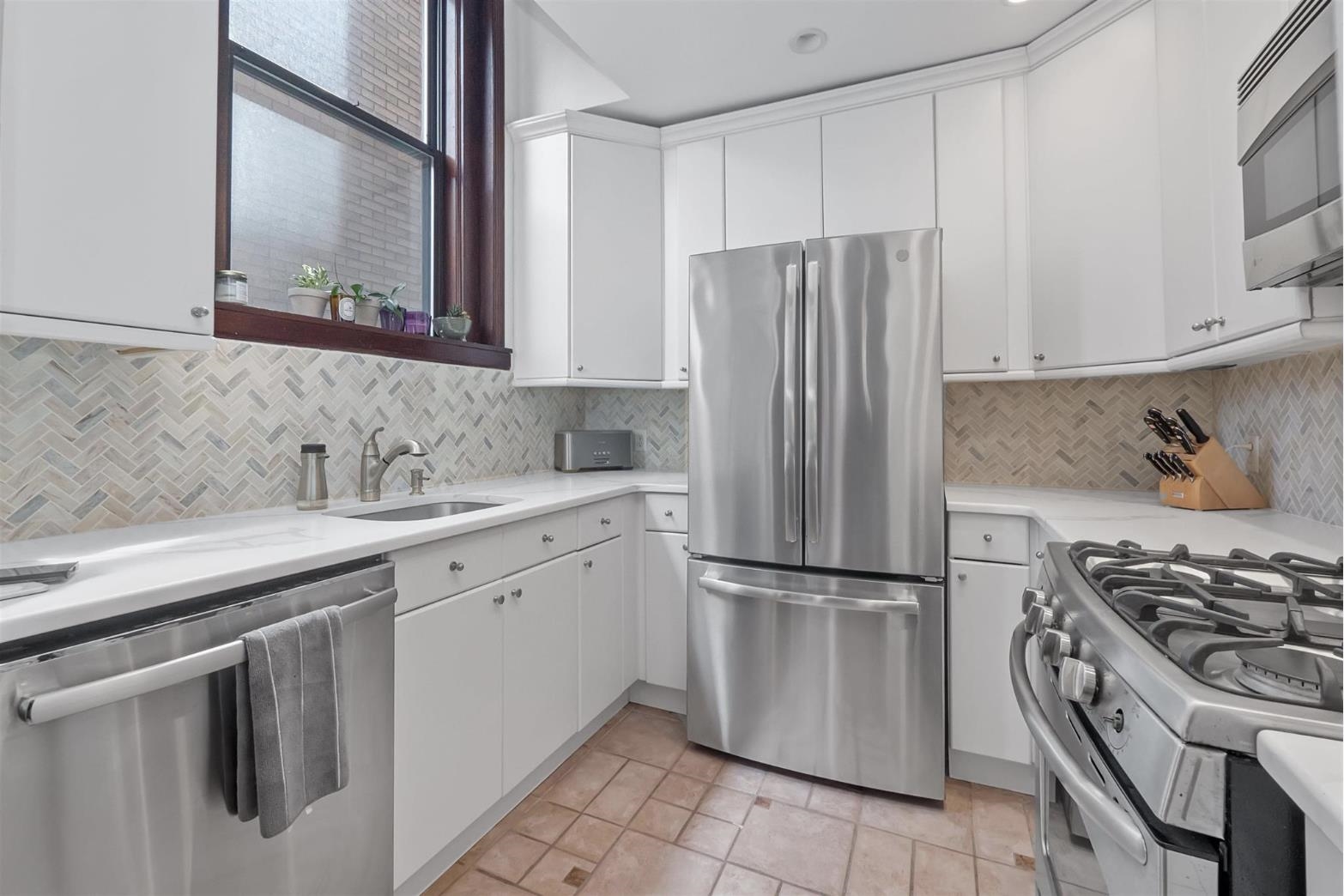 238-240 9TH ST Unit: 6