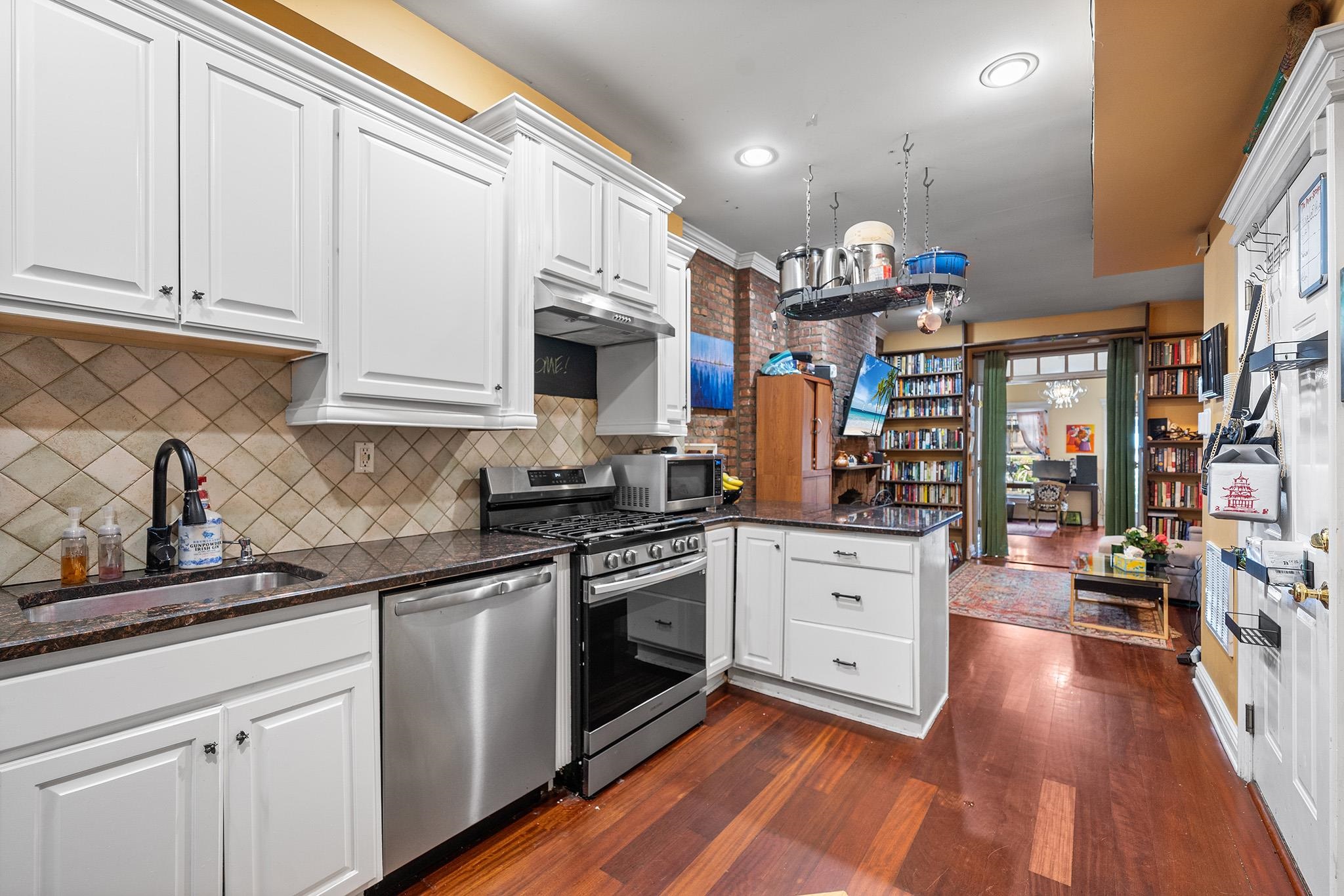 352 7TH ST Unit: 3