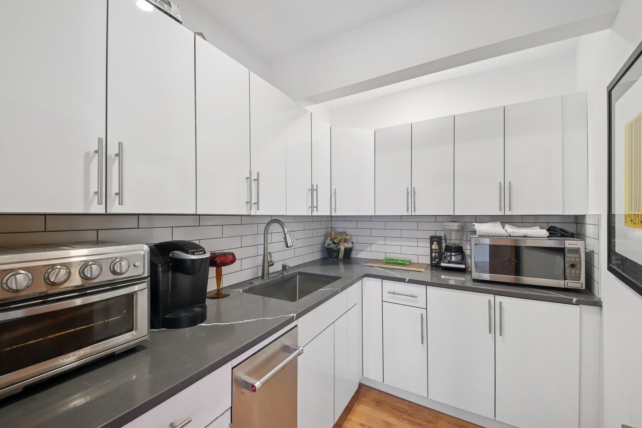 299 PAVONIA AVE Unit: 3-10