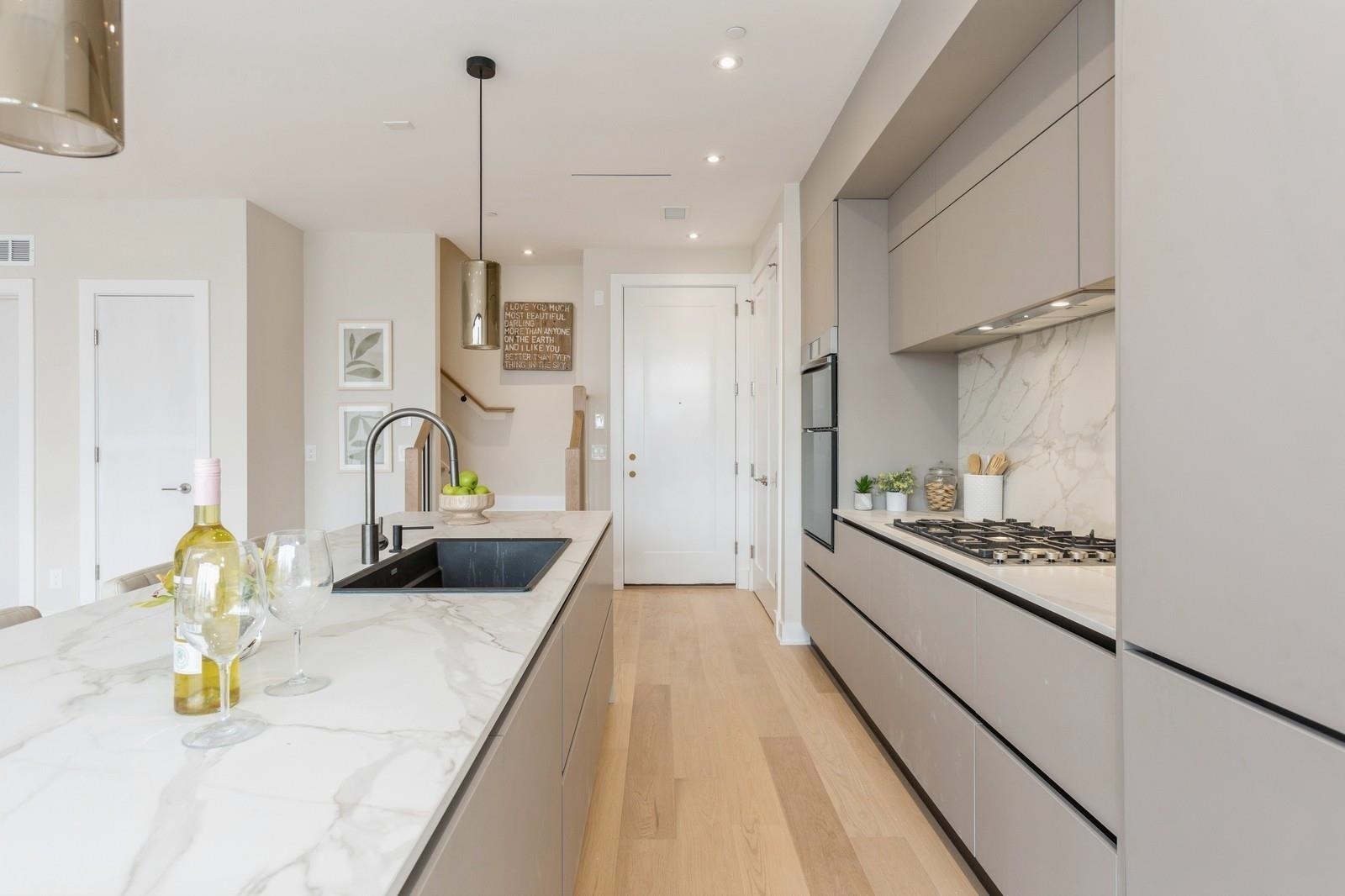 477 MONMOUTH ST Unit: 4