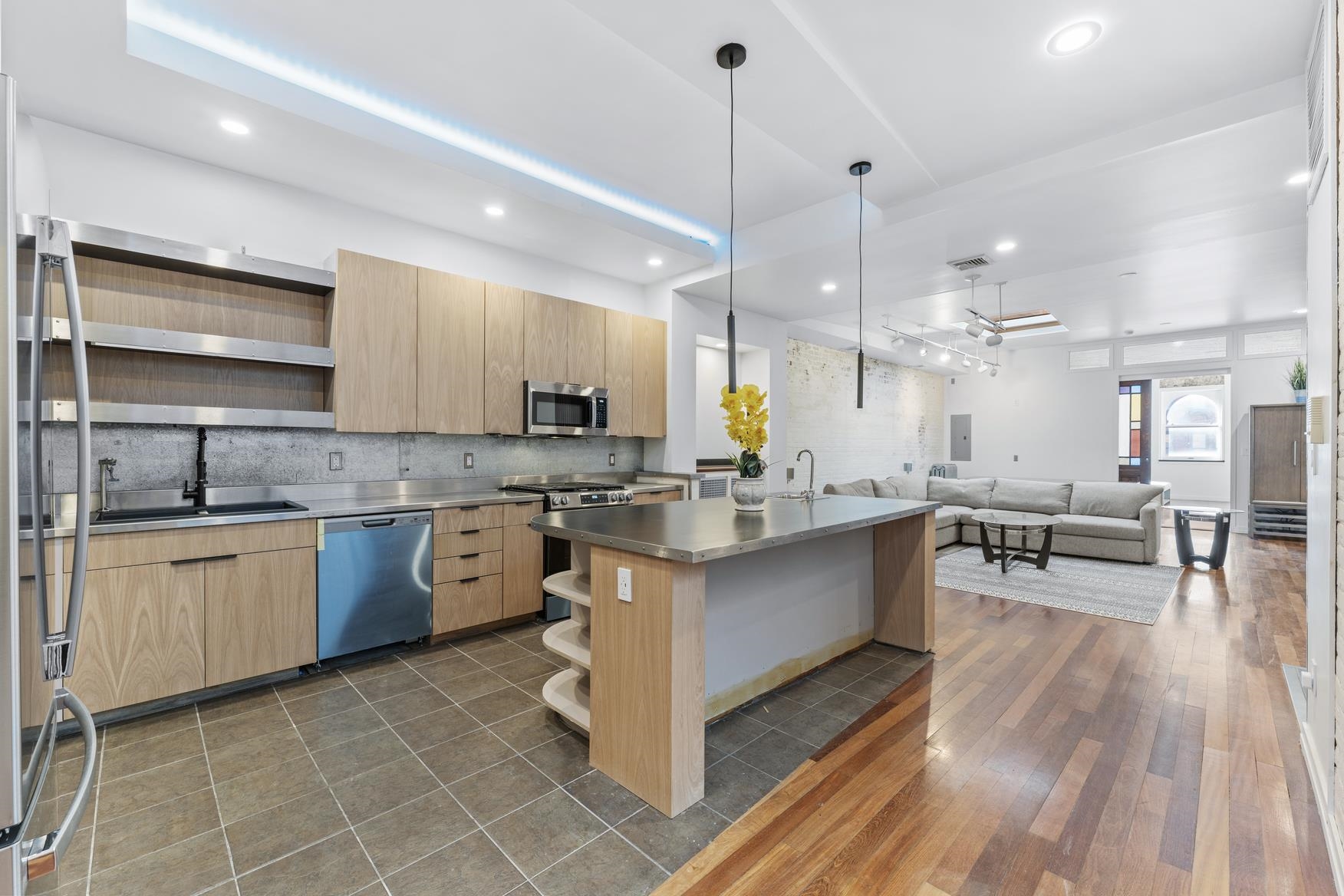 330 MONTGOMERY ST Unit: 3