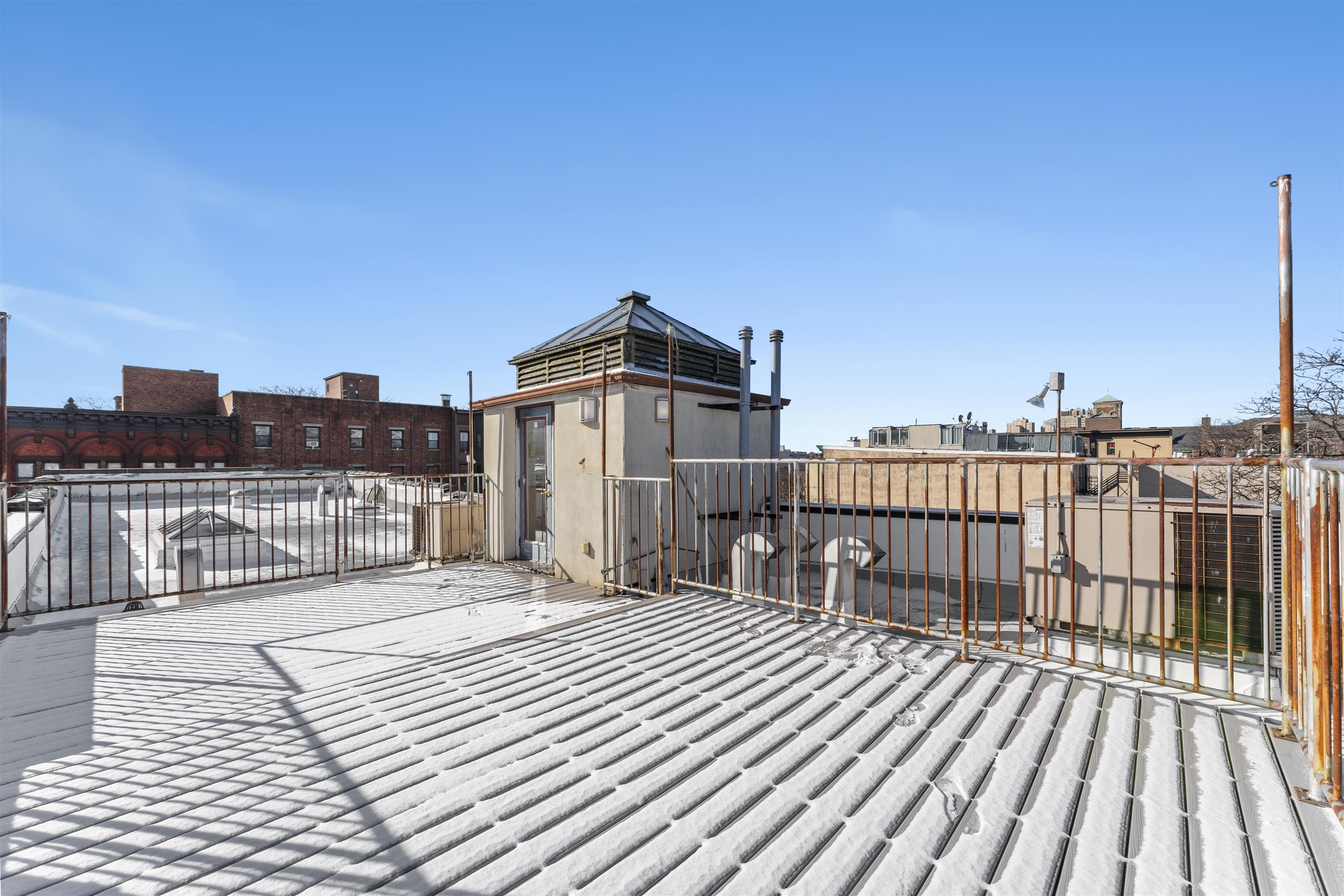 330 MONTGOMERY ST Unit: 3