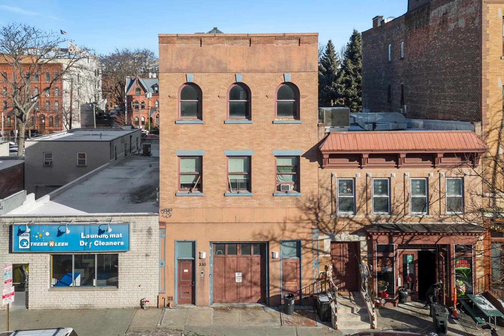 330 MONTGOMERY ST Unit: 3
