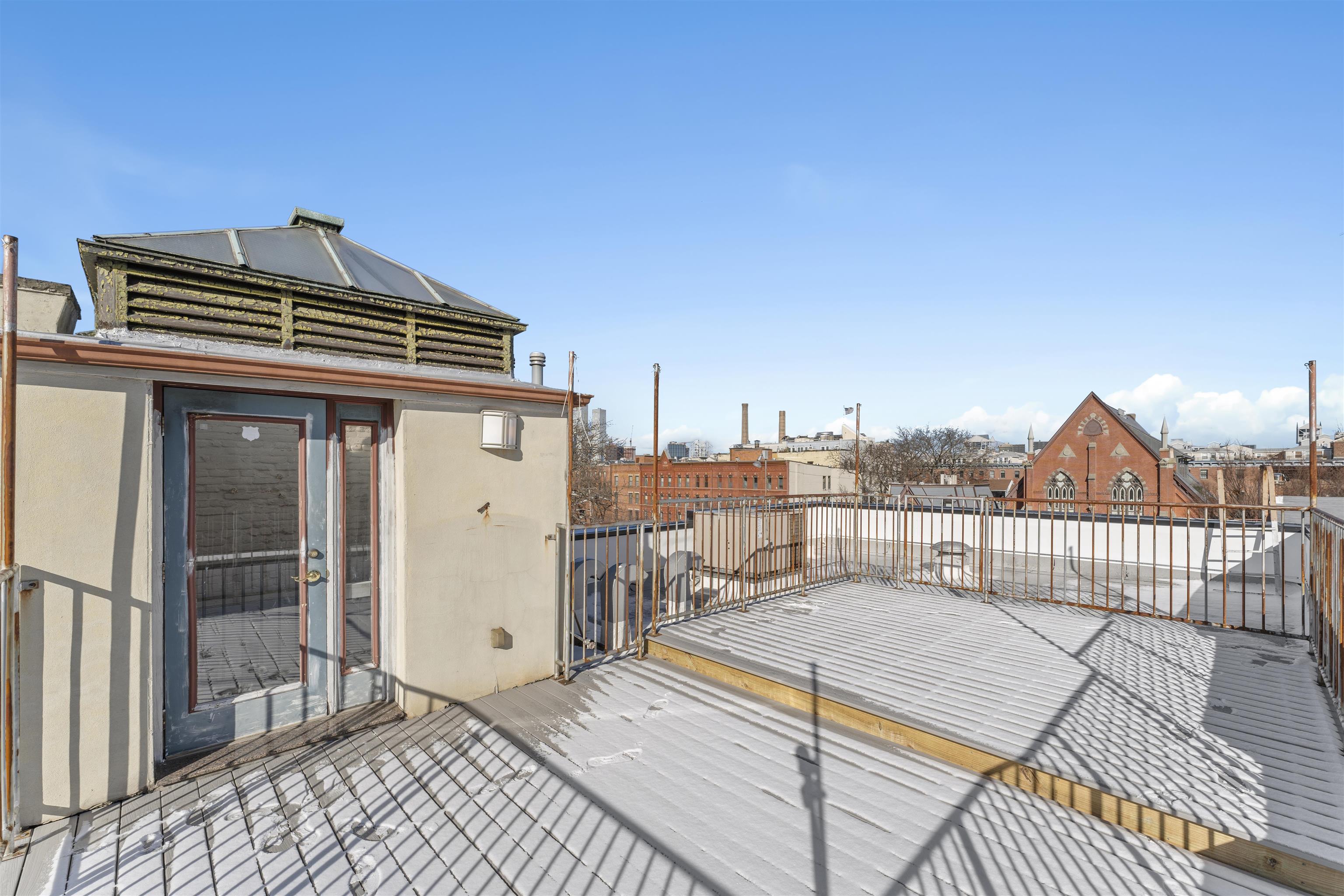 330 MONTGOMERY ST Unit: 3