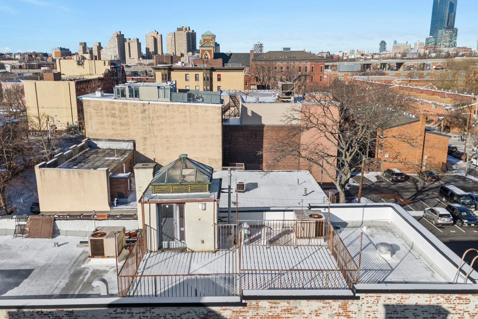 330 MONTGOMERY ST Unit: 3