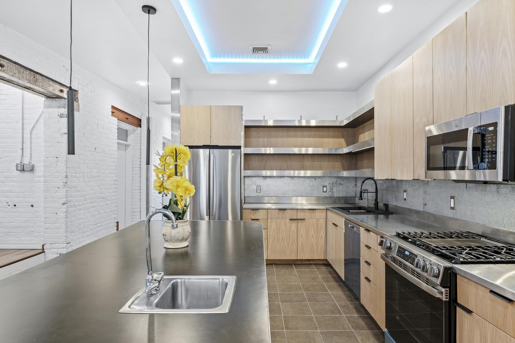 330 MONTGOMERY ST Unit: 3