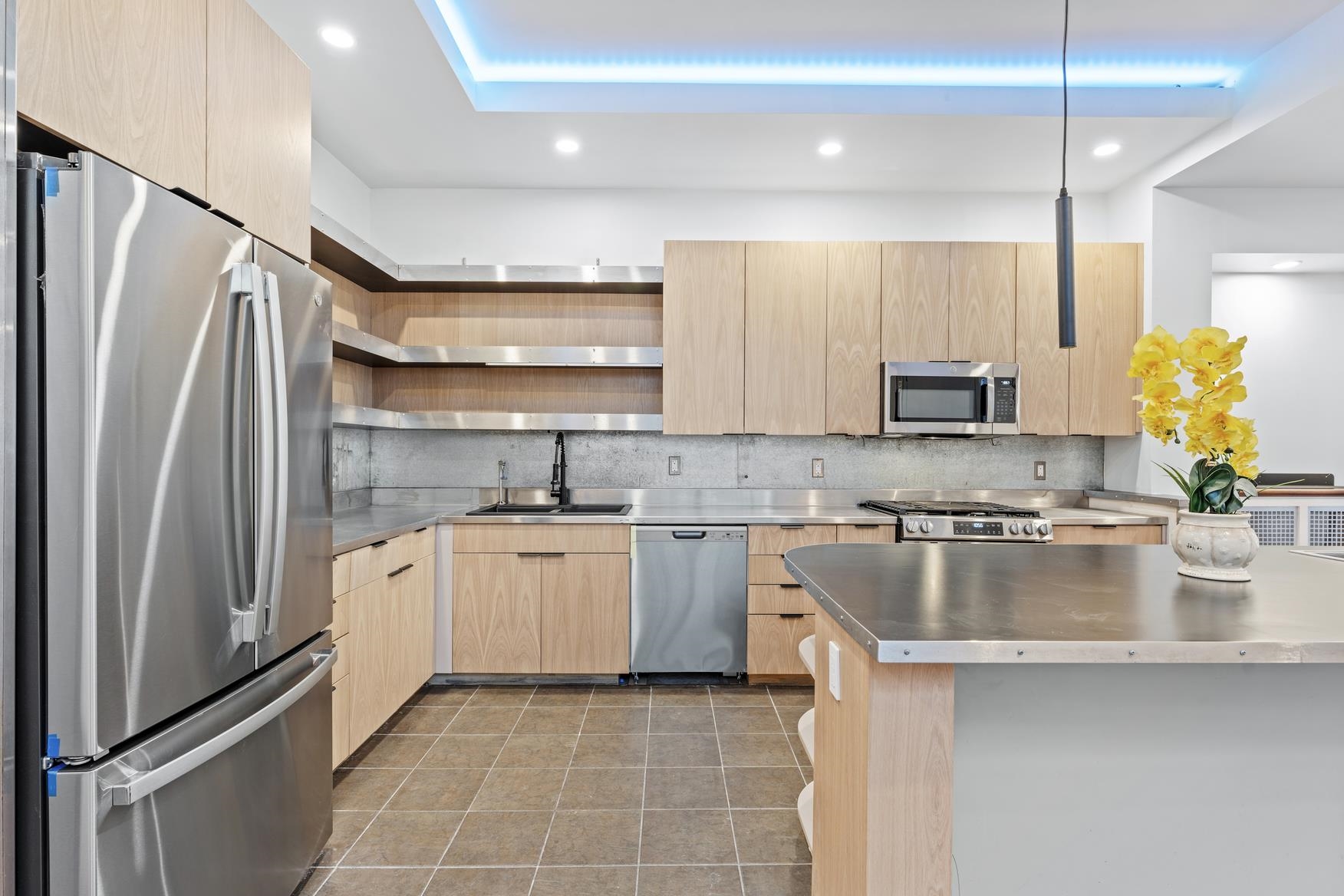 330 MONTGOMERY ST Unit: 3
