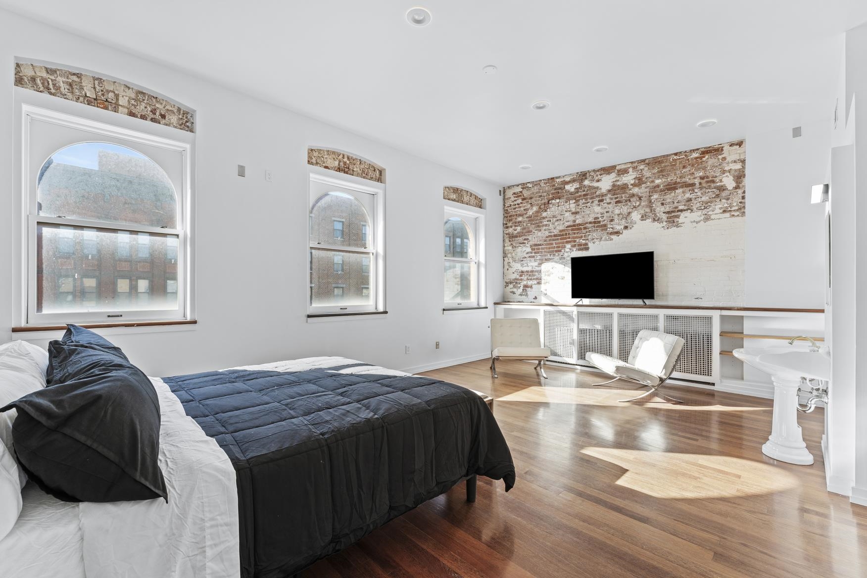 330 MONTGOMERY ST Unit: 3
