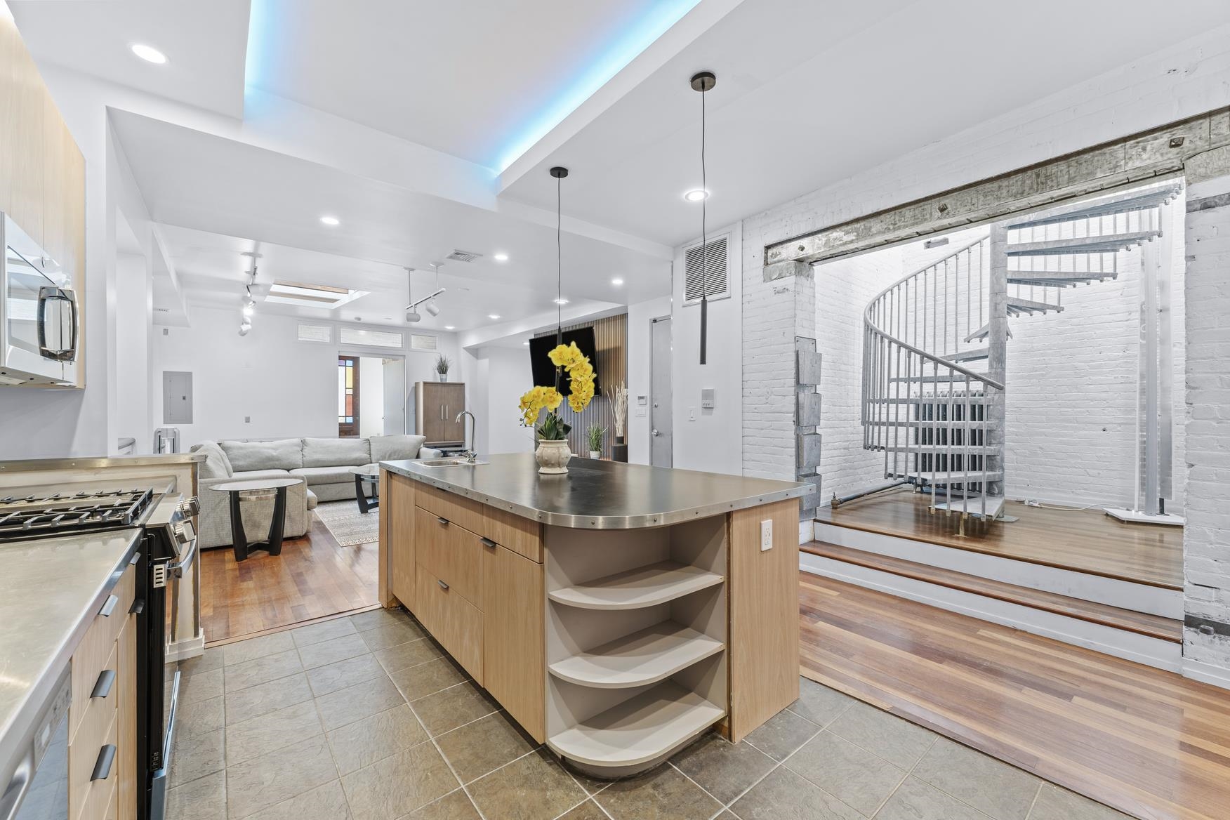 330 MONTGOMERY ST Unit: 3