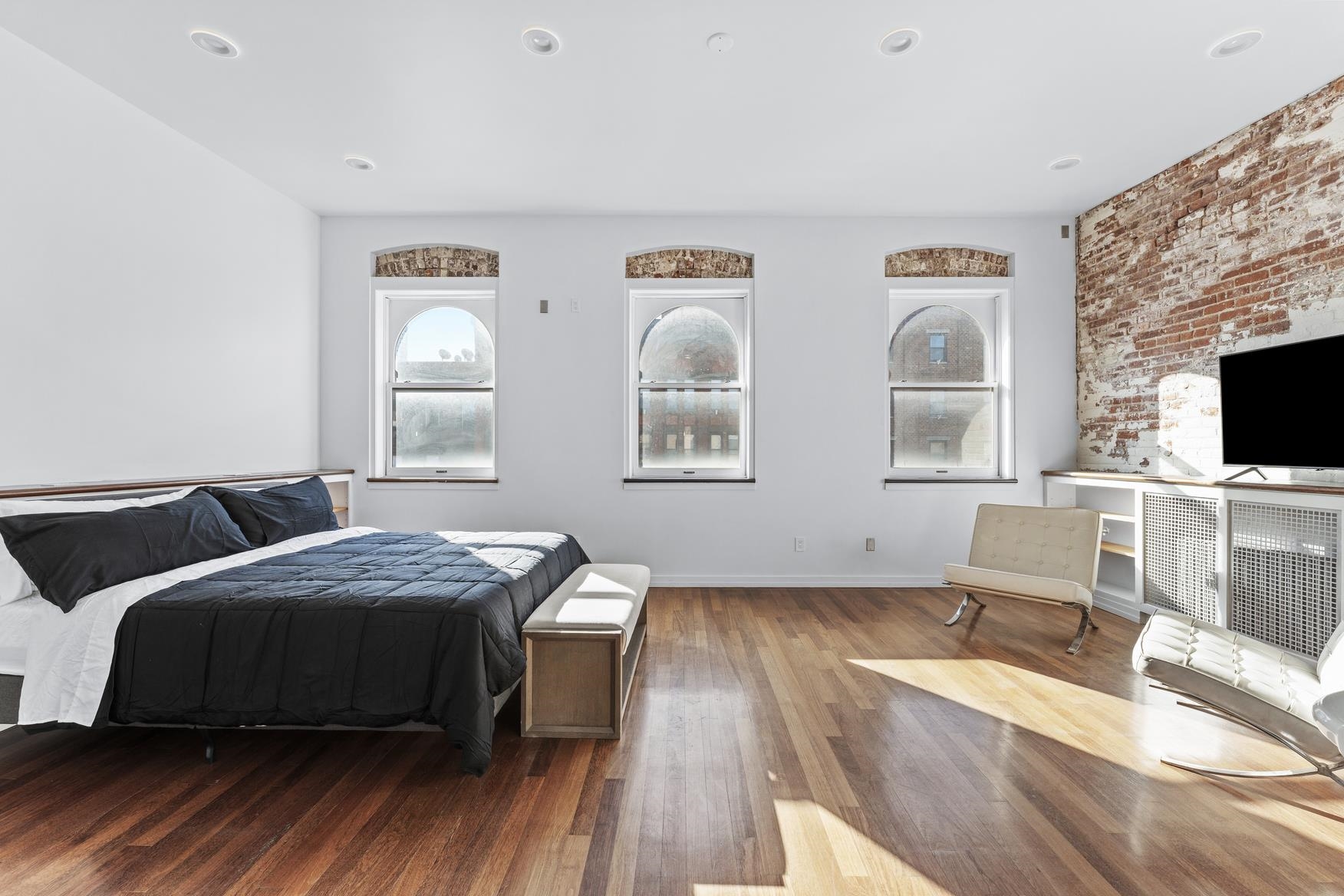 330 MONTGOMERY ST Unit: 3