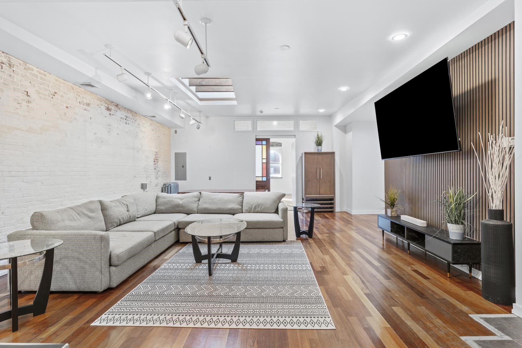 330 MONTGOMERY ST Unit: 3