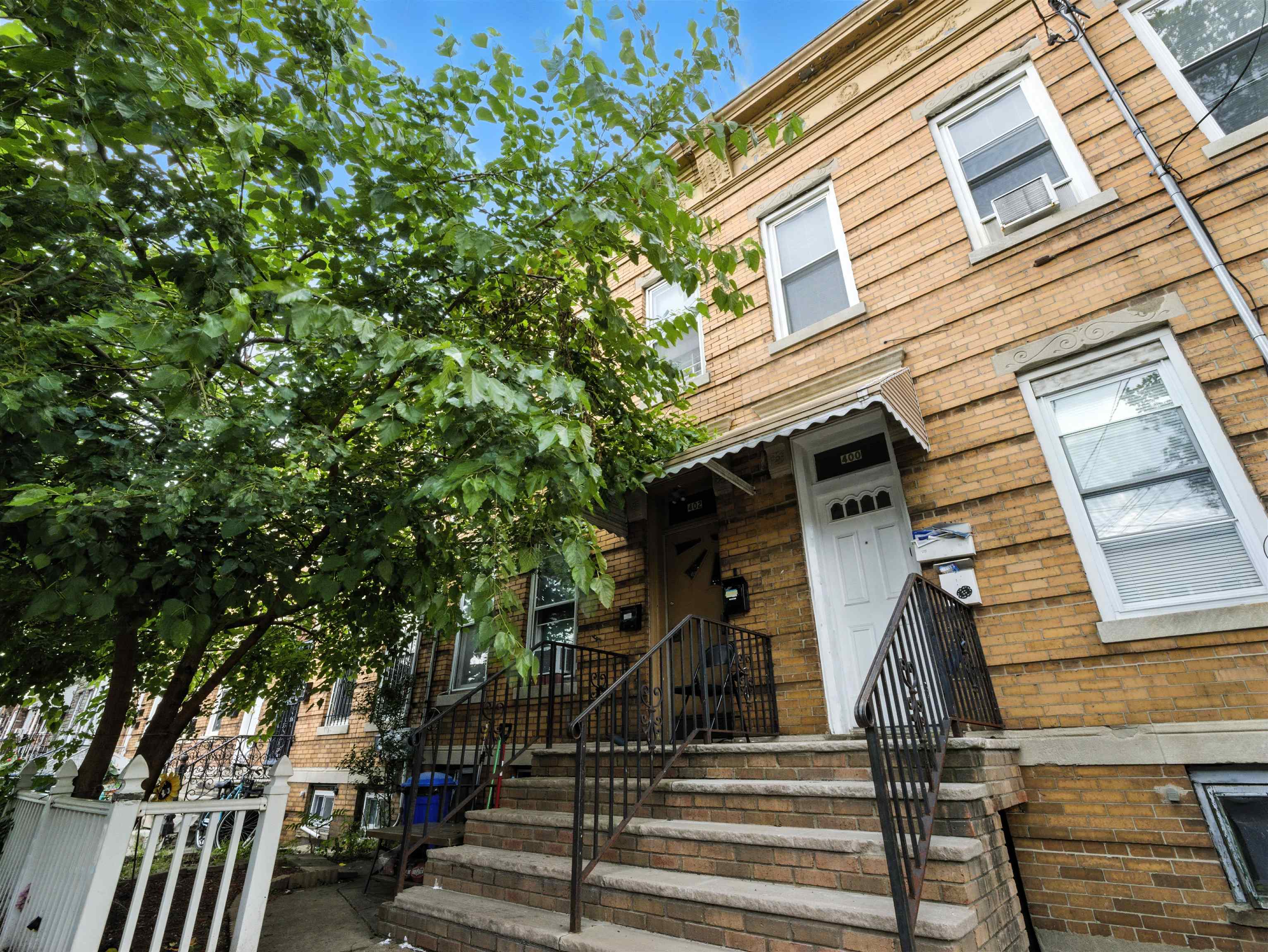 402 WOODLAWN AVE