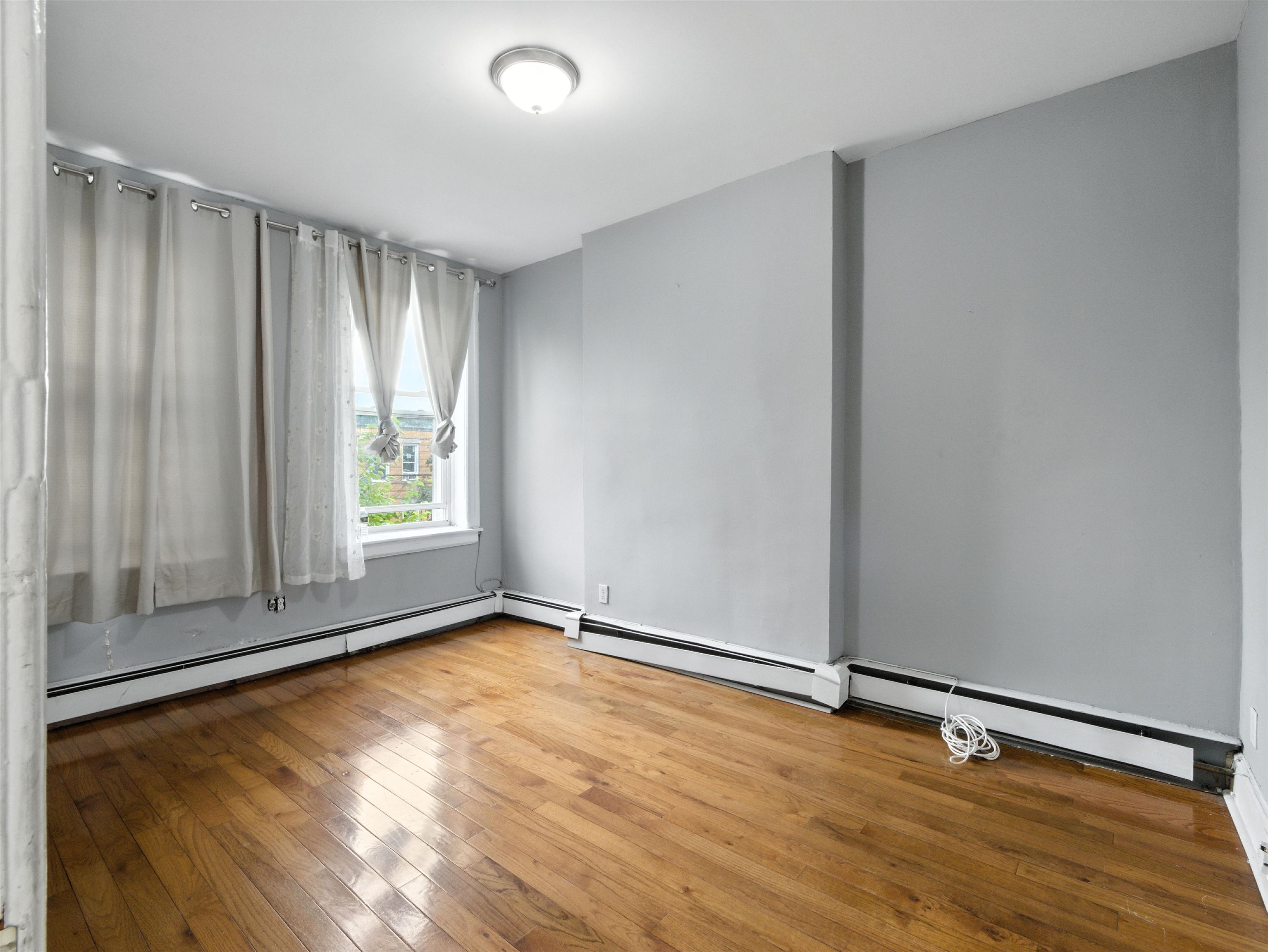 402 WOODLAWN AVE