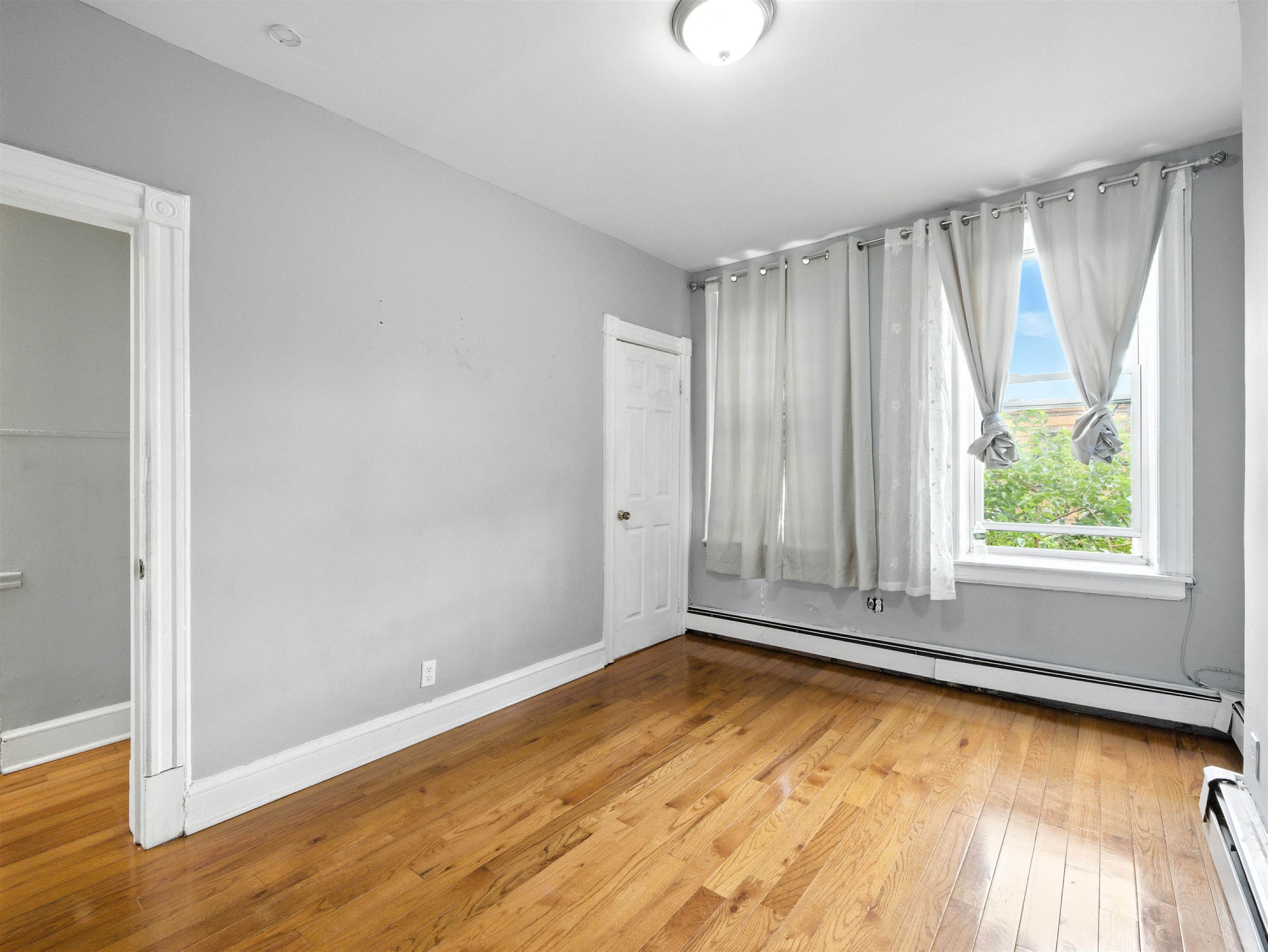 402 WOODLAWN AVE