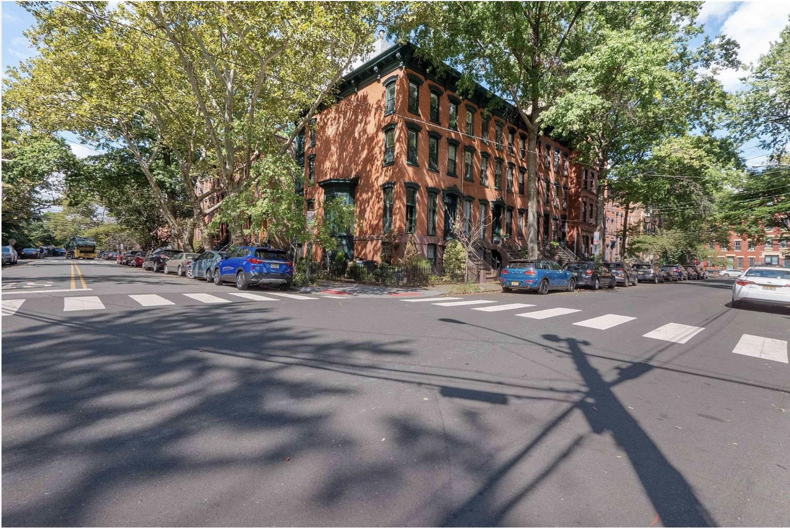 240 9TH ST Unit: 6