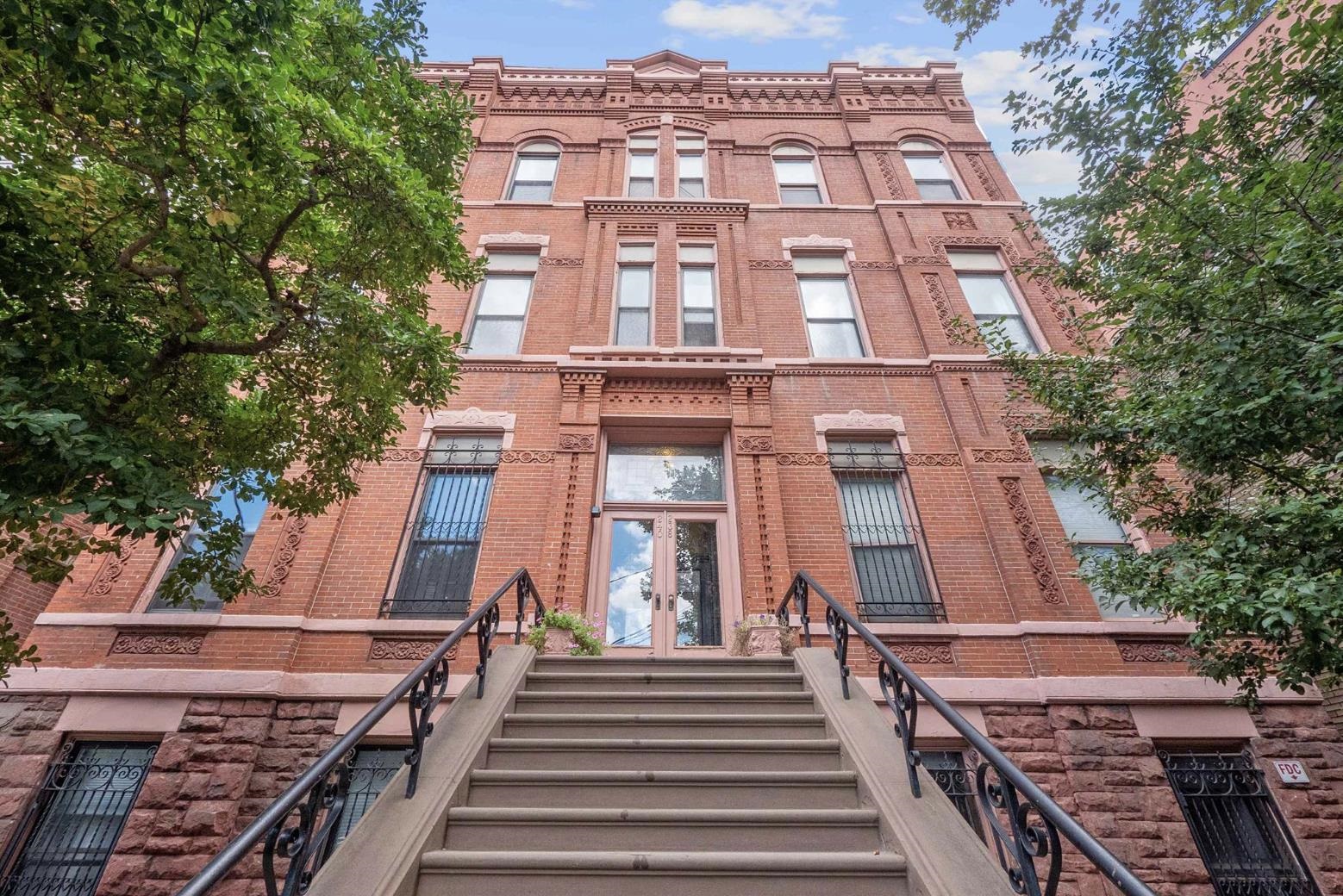 240 9TH ST Unit: 6