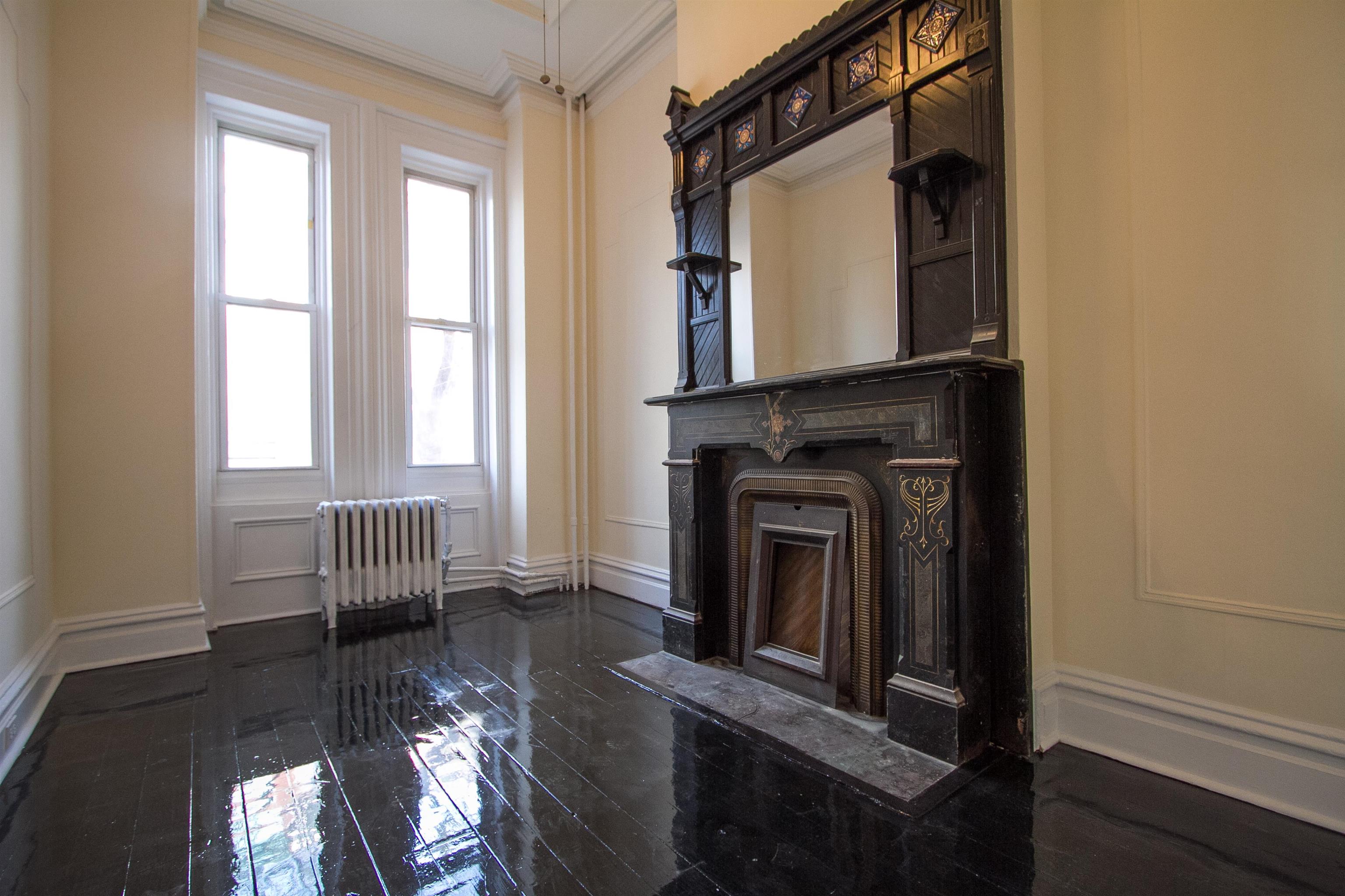 6 HAMPTON CT