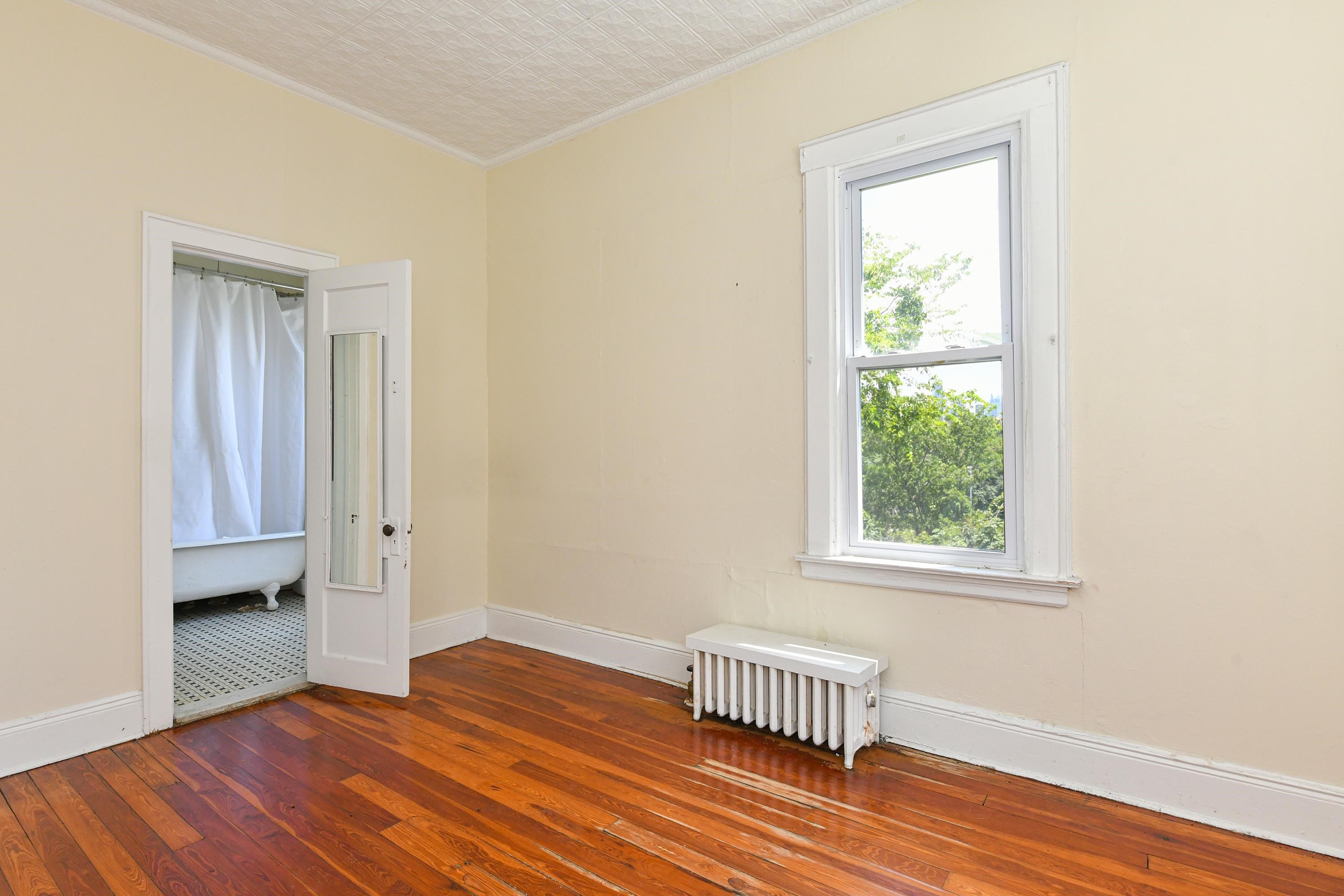 572 GREGORY AVE
