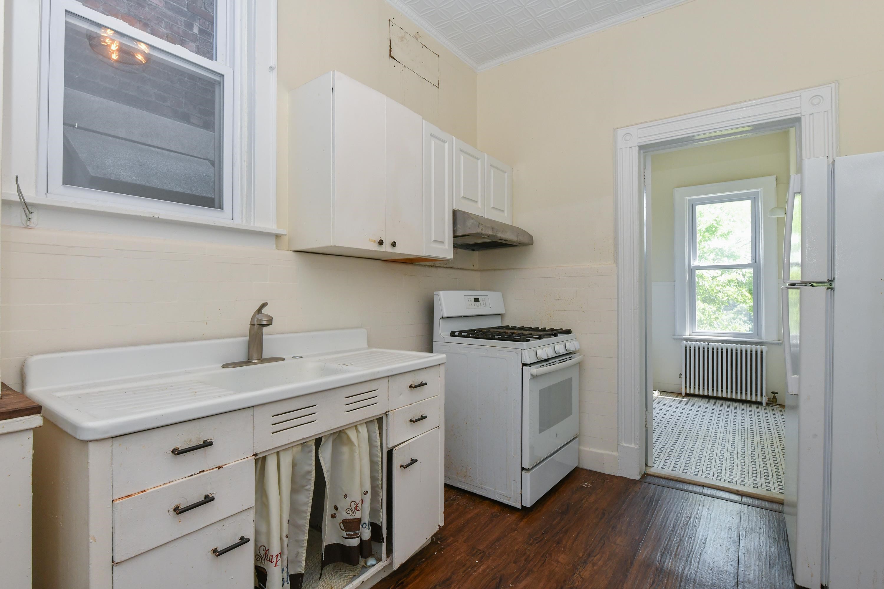 572 GREGORY AVE