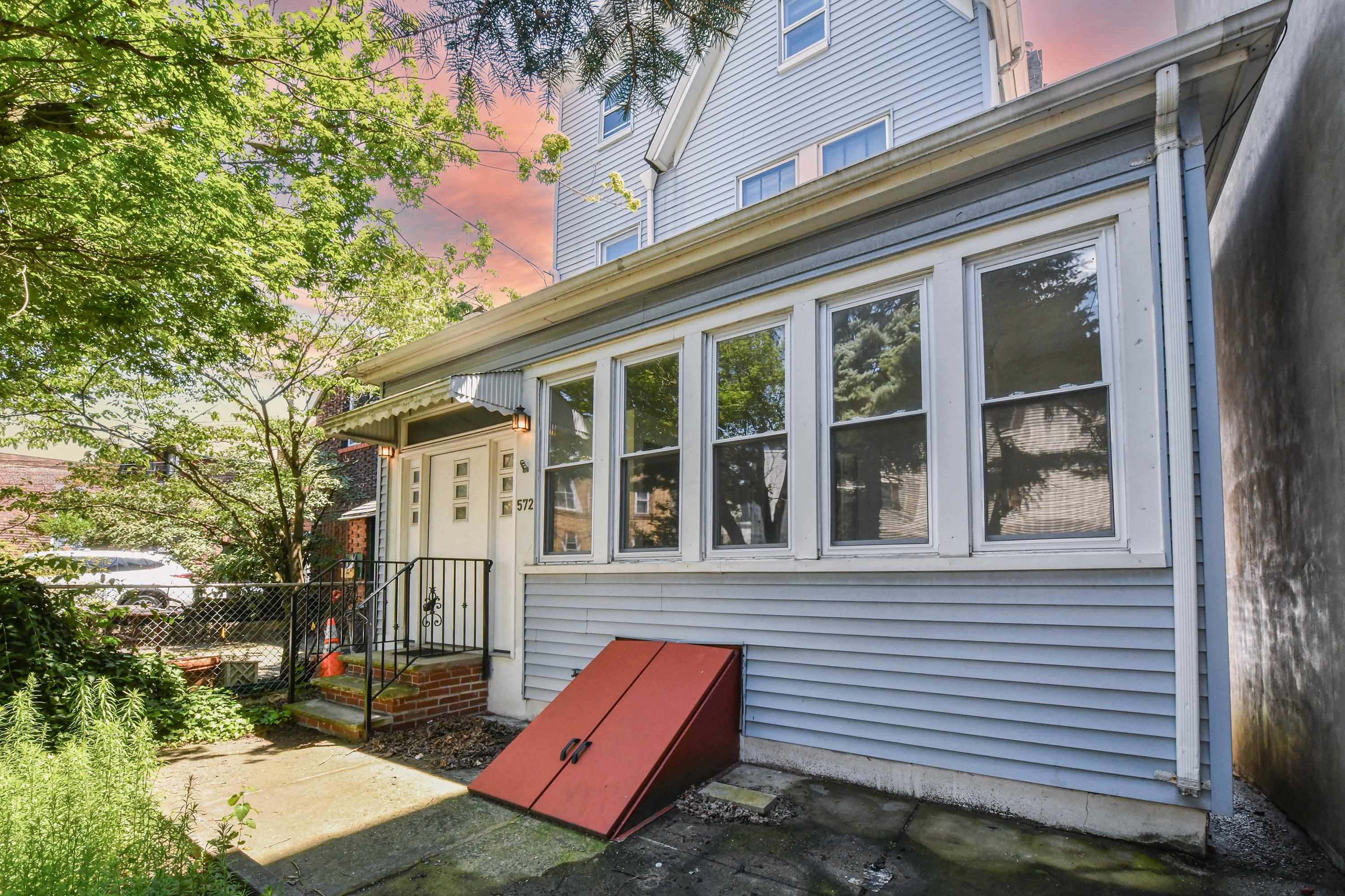 572 GREGORY AVE
