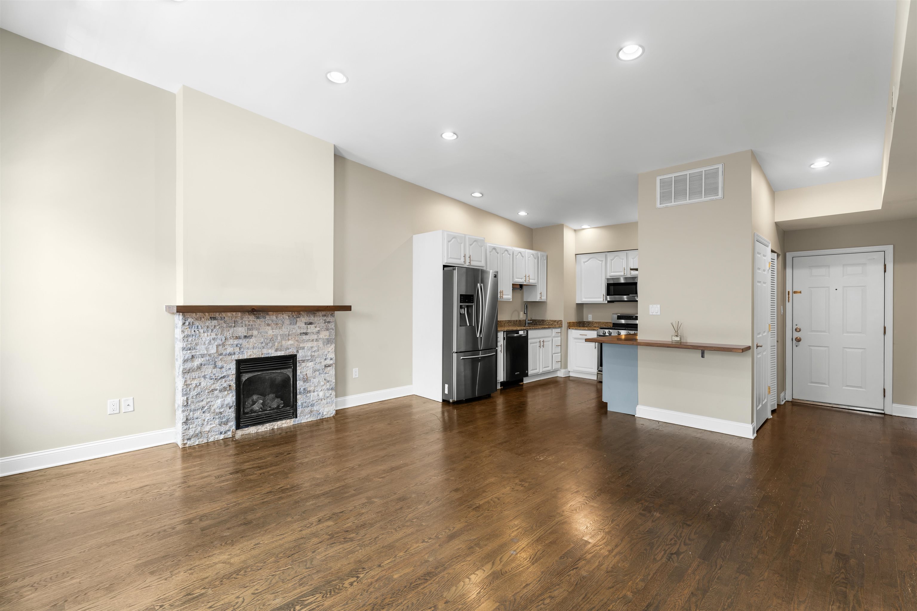 95 WEBSTER AVE Unit: APT 3F