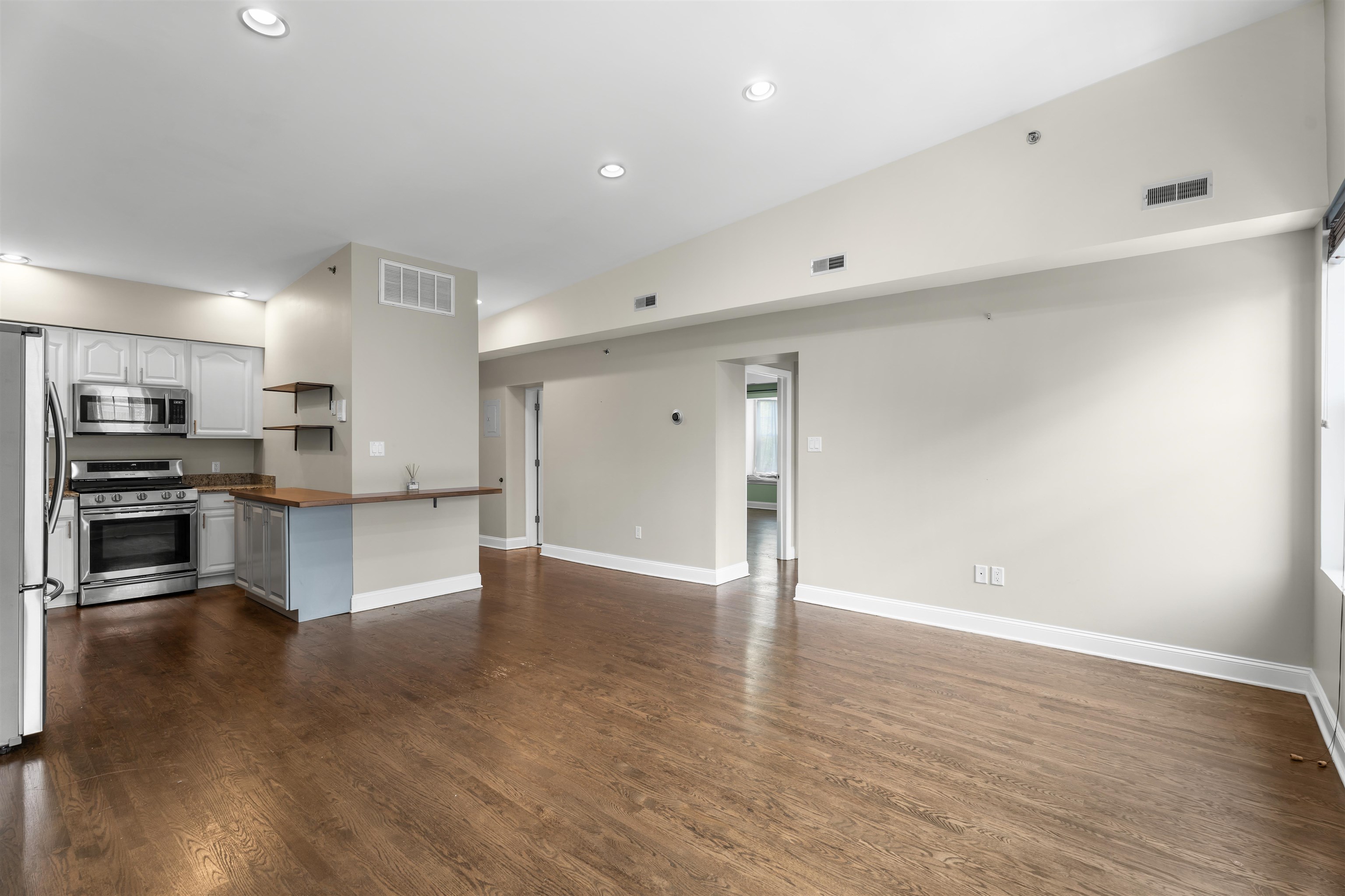 95 WEBSTER AVE Unit: APT 3F