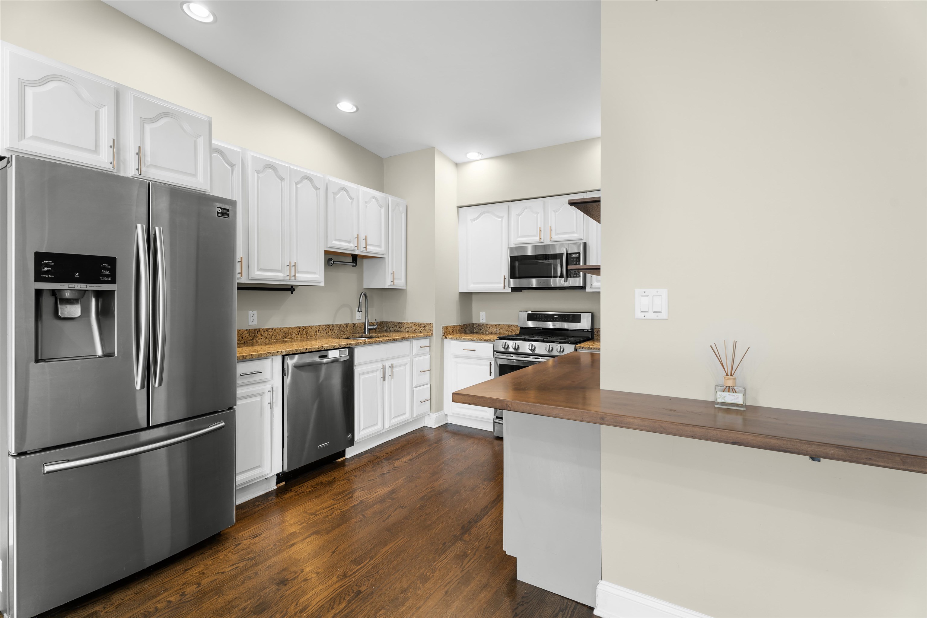 95 WEBSTER AVE Unit: APT 3F